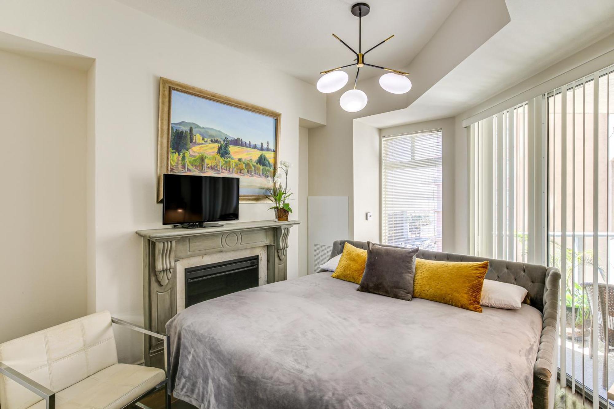 Luxe Long With Pool 1 Mi To Shoreline! Apartment *