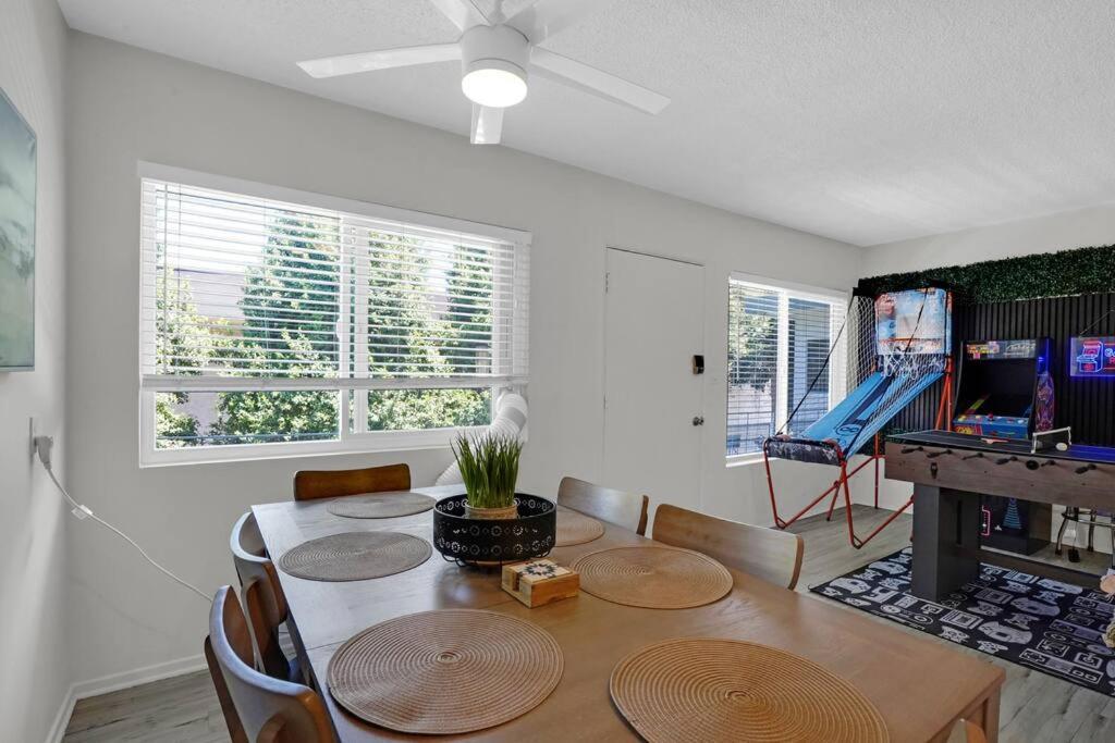 6th Haven, Arcade, King Bed, Games, 1 Mile To Beaches Apartment Long Beach