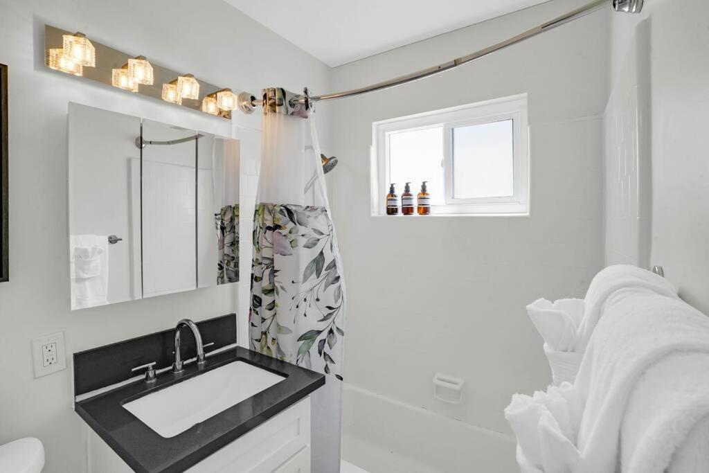 Apartment 6th Haven, Arcade, King Bed, Games, 1 Mile To Beaches *