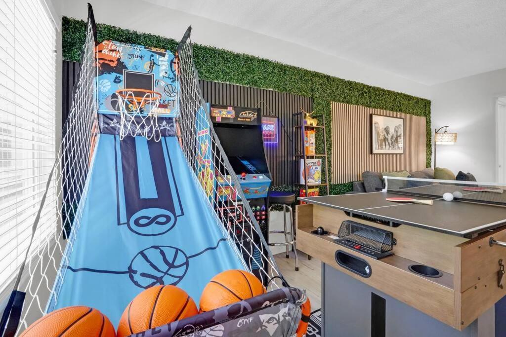 6th Haven, Arcade, King Bed, Games, 1 Mile To Beaches Daire Long Beach