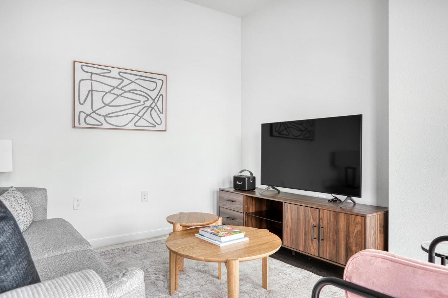 Long 2br W Gym Pool Nr Shops Bars Lax-618 *