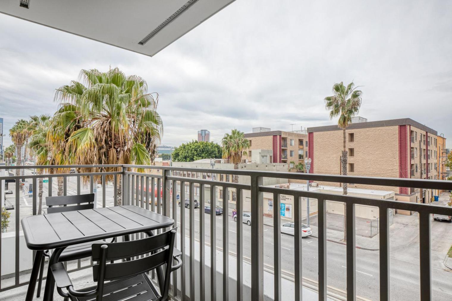 Daire Long 2br W Gym Pool Nr Shops Bars Lax-618