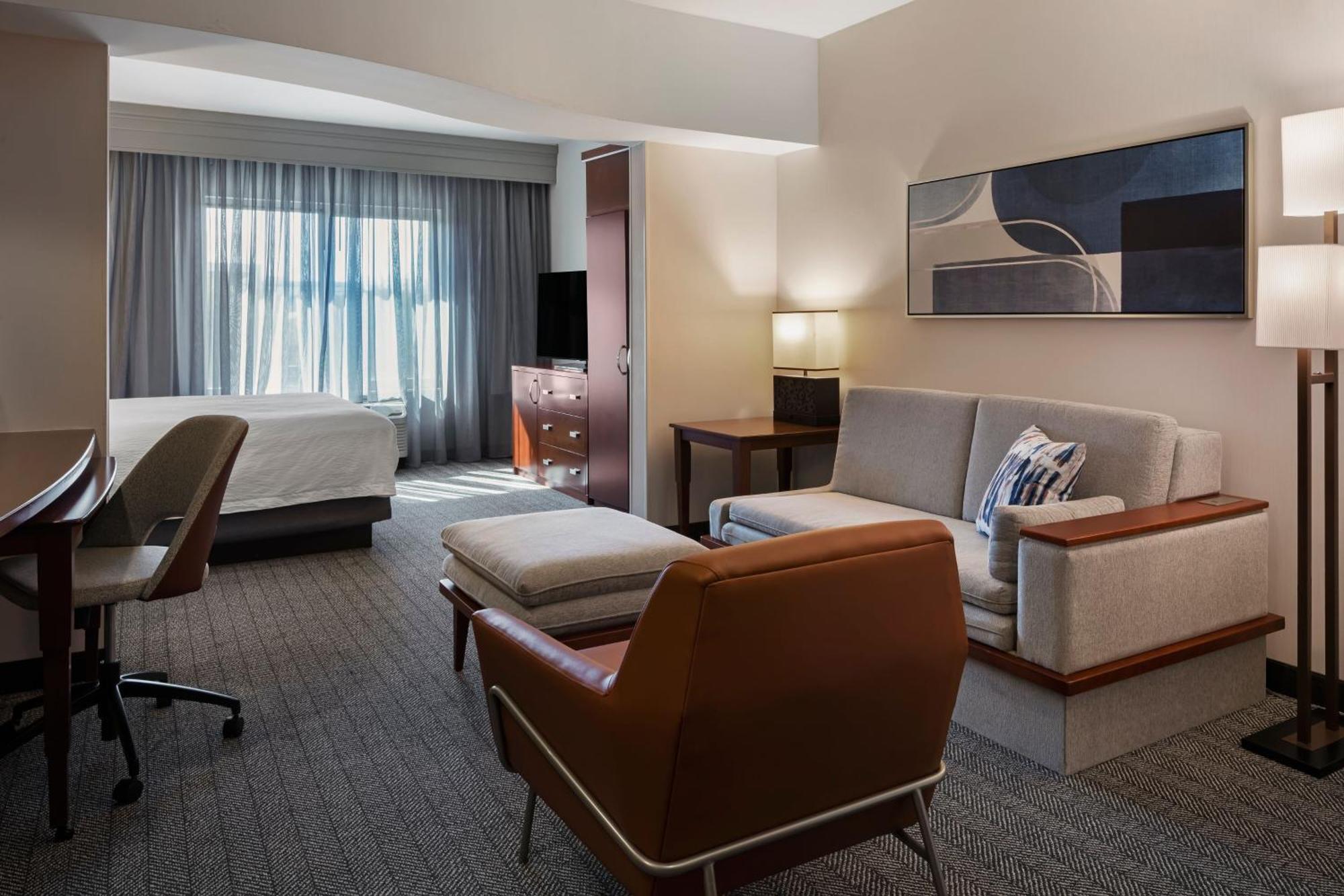 Courtyard Long Airport 3* Long Beach