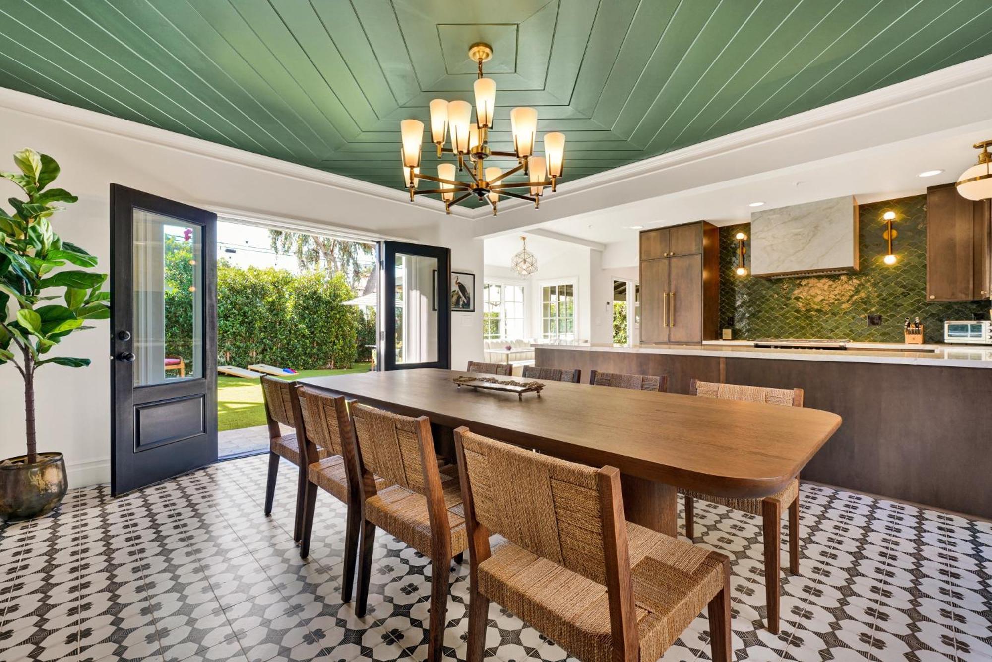 Encanto- Luxe Spanish With 6 King Bedrooms, Courtyard And New Game