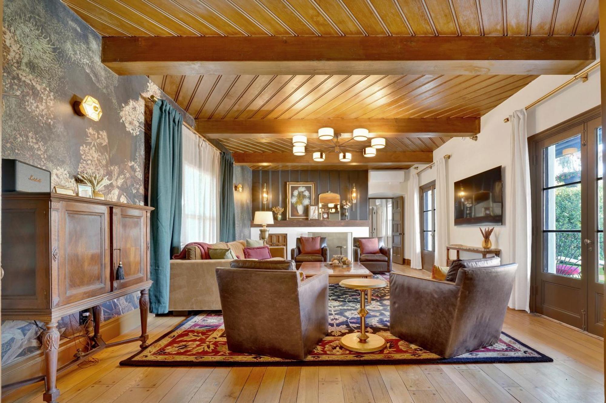 Holiday home Encanto- Luxe Spanish With 6 King Bedrooms, Courtyard And New Game Long Beach
