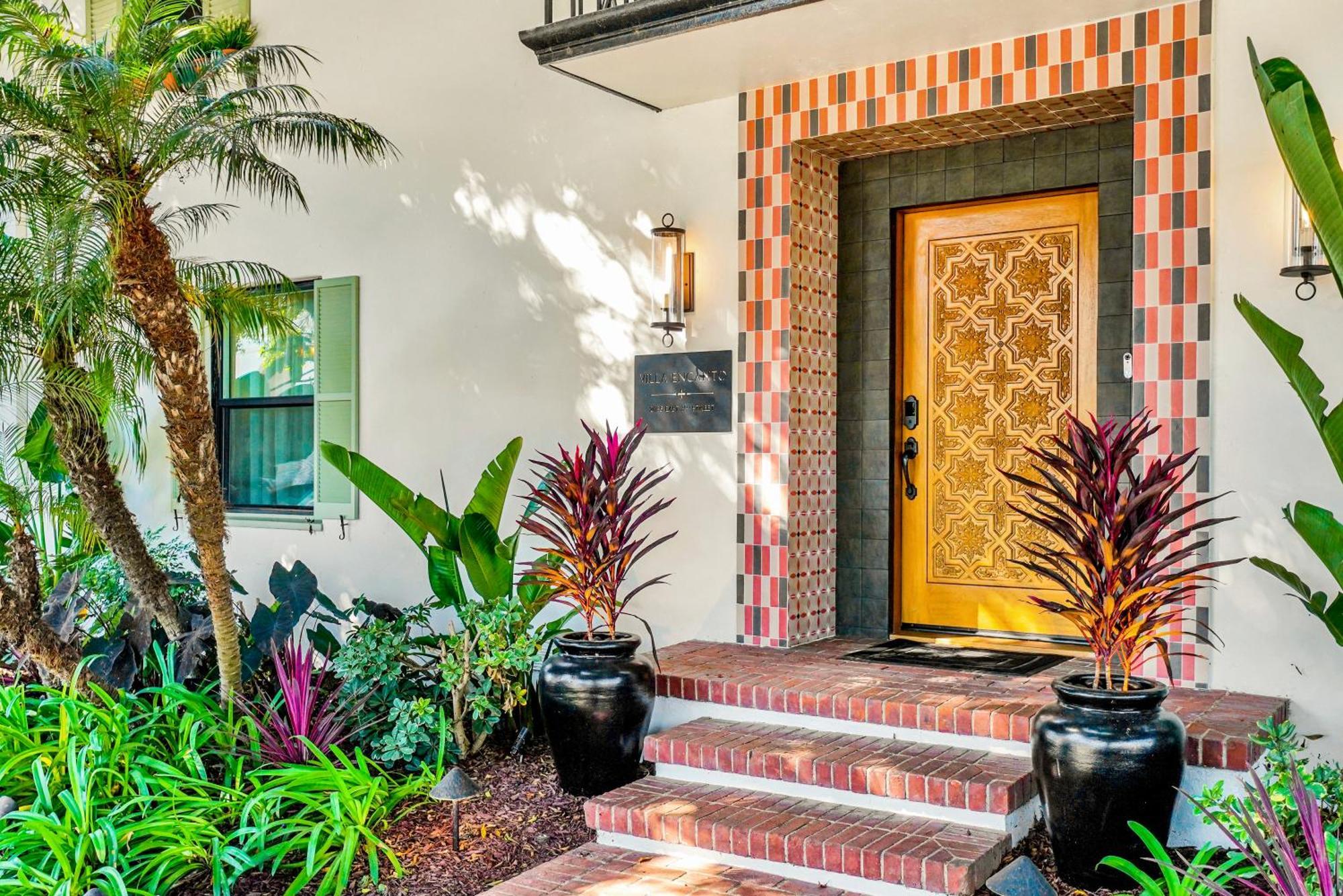 Encanto- Luxe Spanish With 6 King Bedrooms, Courtyard And New Game *