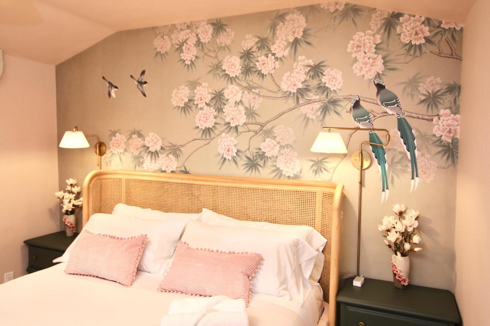 Encanto- Luxe Spanish With 6 King Bedrooms, Courtyard And New Game Holiday home *