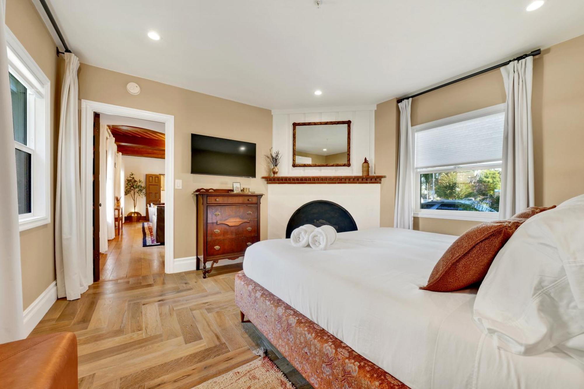 Encanto- Luxe Spanish With 6 King Bedrooms, Courtyard And New Game Long Beach
