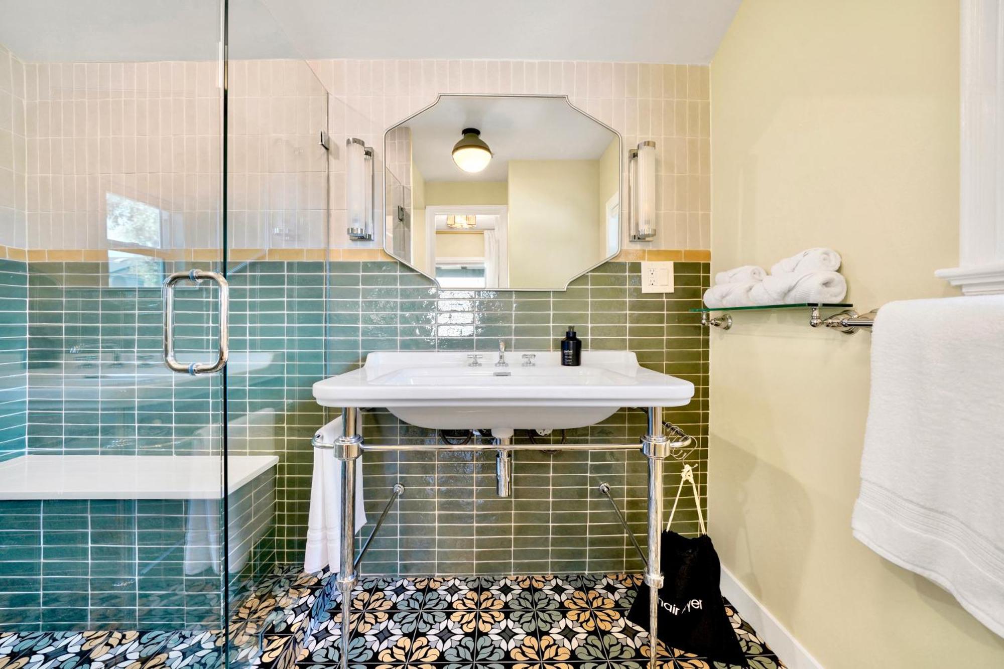 Encanto- Luxe Spanish With 6 King Bedrooms, Courtyard And New Game Holiday home