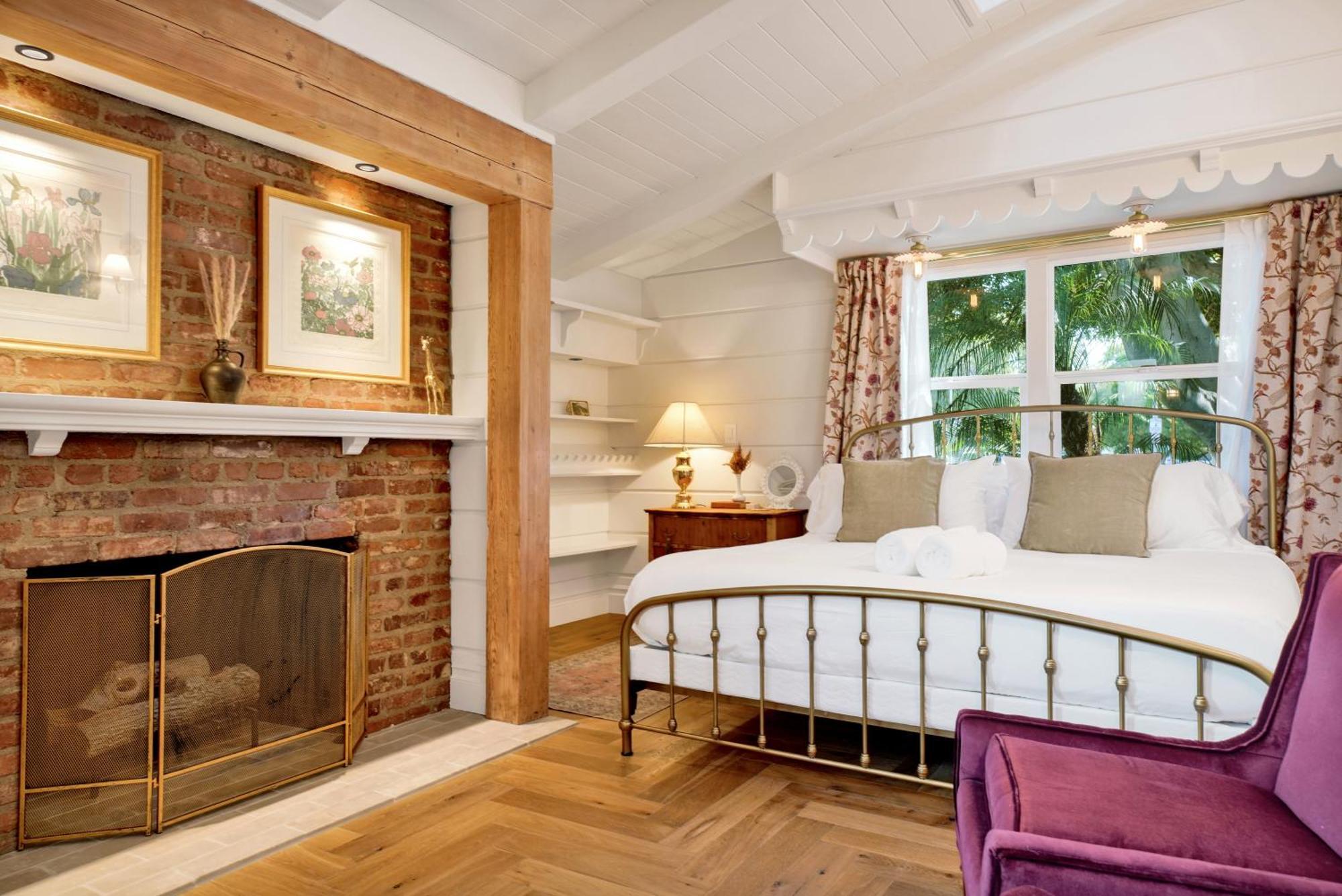 Encanto- Luxe Spanish With 6 King Bedrooms, Courtyard And New Game Holiday home Long Beach