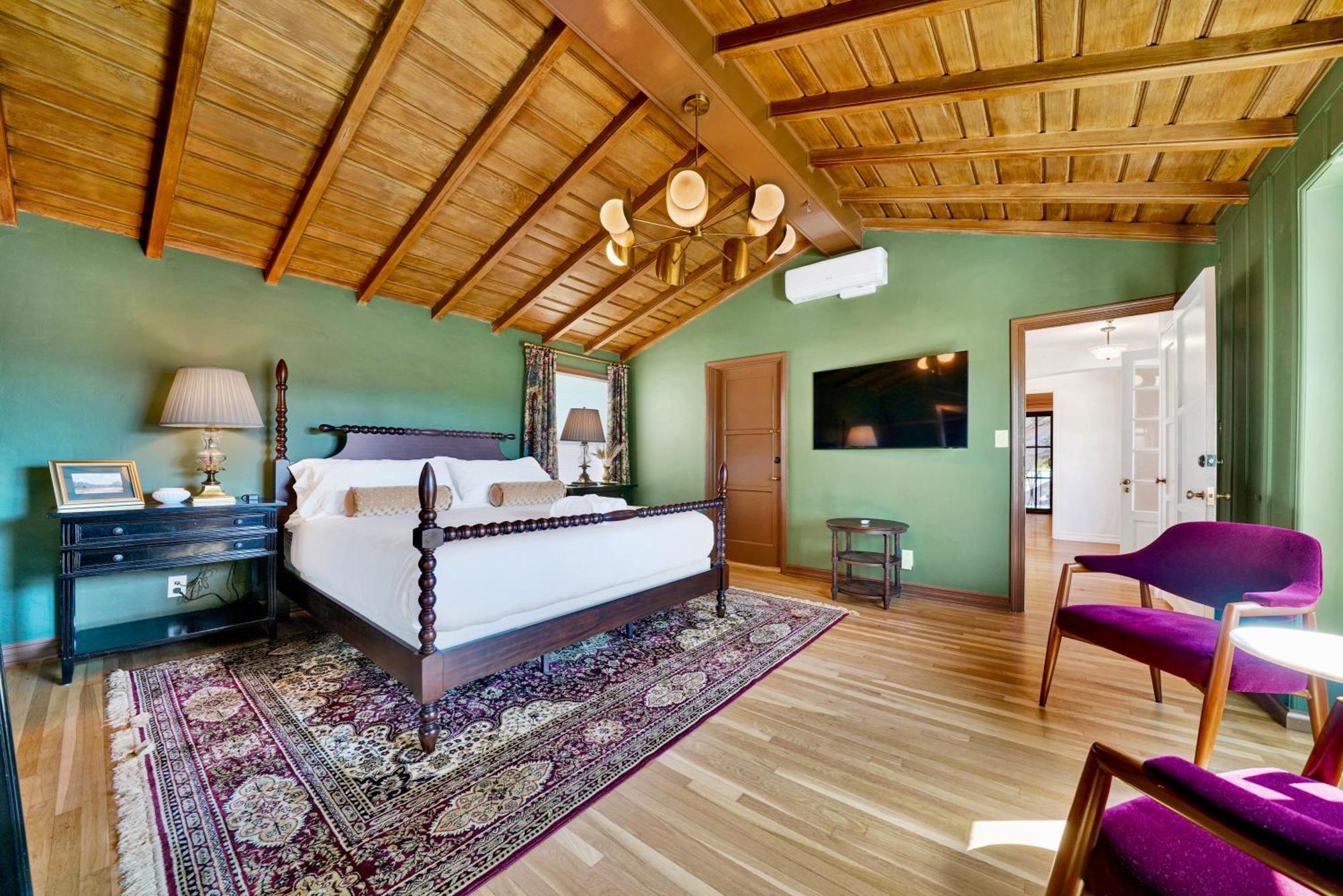 Holiday home Encanto- Luxe Spanish With 6 King Bedrooms, Courtyard And New Game Long Beach