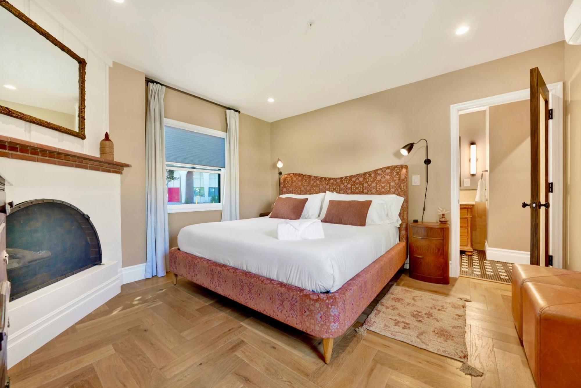 Encanto- Luxe Spanish With 6 King Bedrooms, Courtyard And New Game *