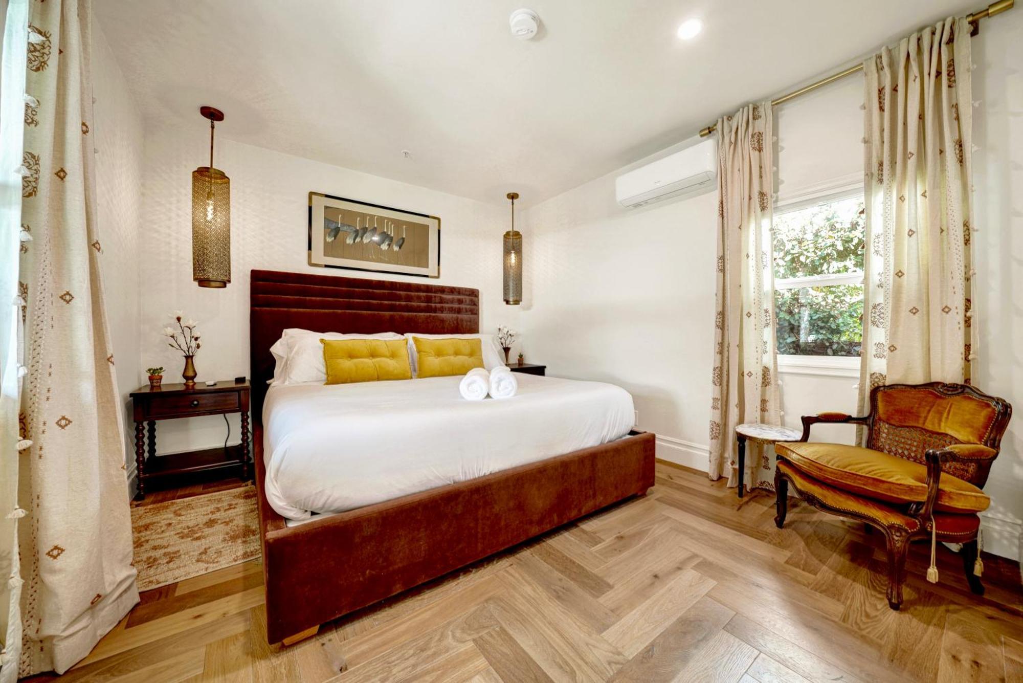 Holiday home Encanto- Luxe Spanish With 6 King Bedrooms, Courtyard And New Game *
