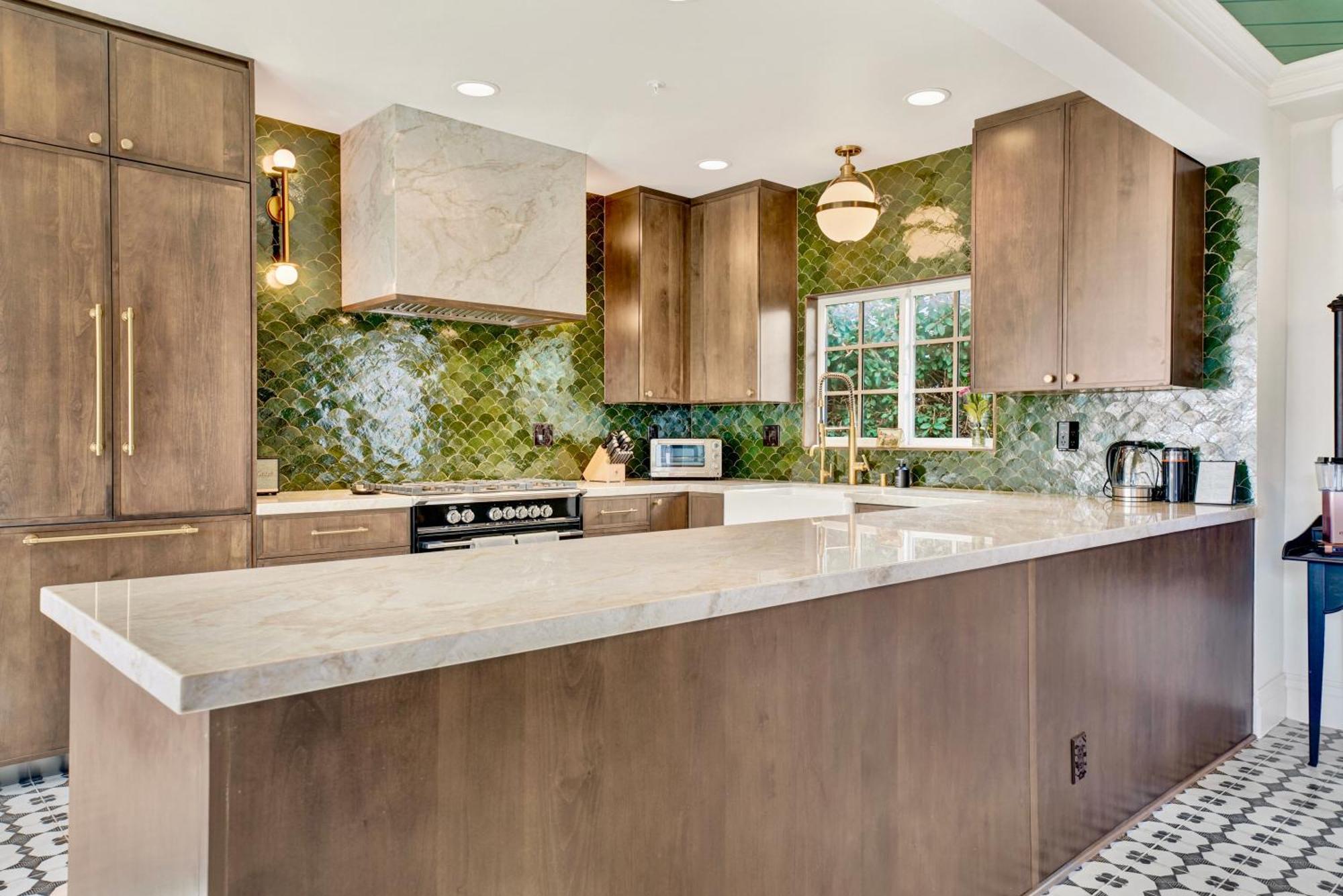 Encanto- Luxe Spanish With 6 King Bedrooms, Courtyard And New Game *