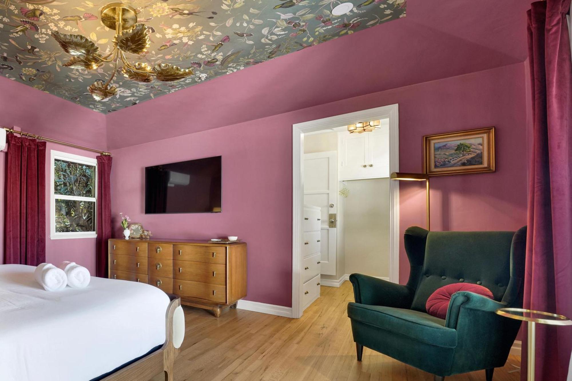 Encanto- Luxe Spanish With 6 King Bedrooms, Courtyard And New Game