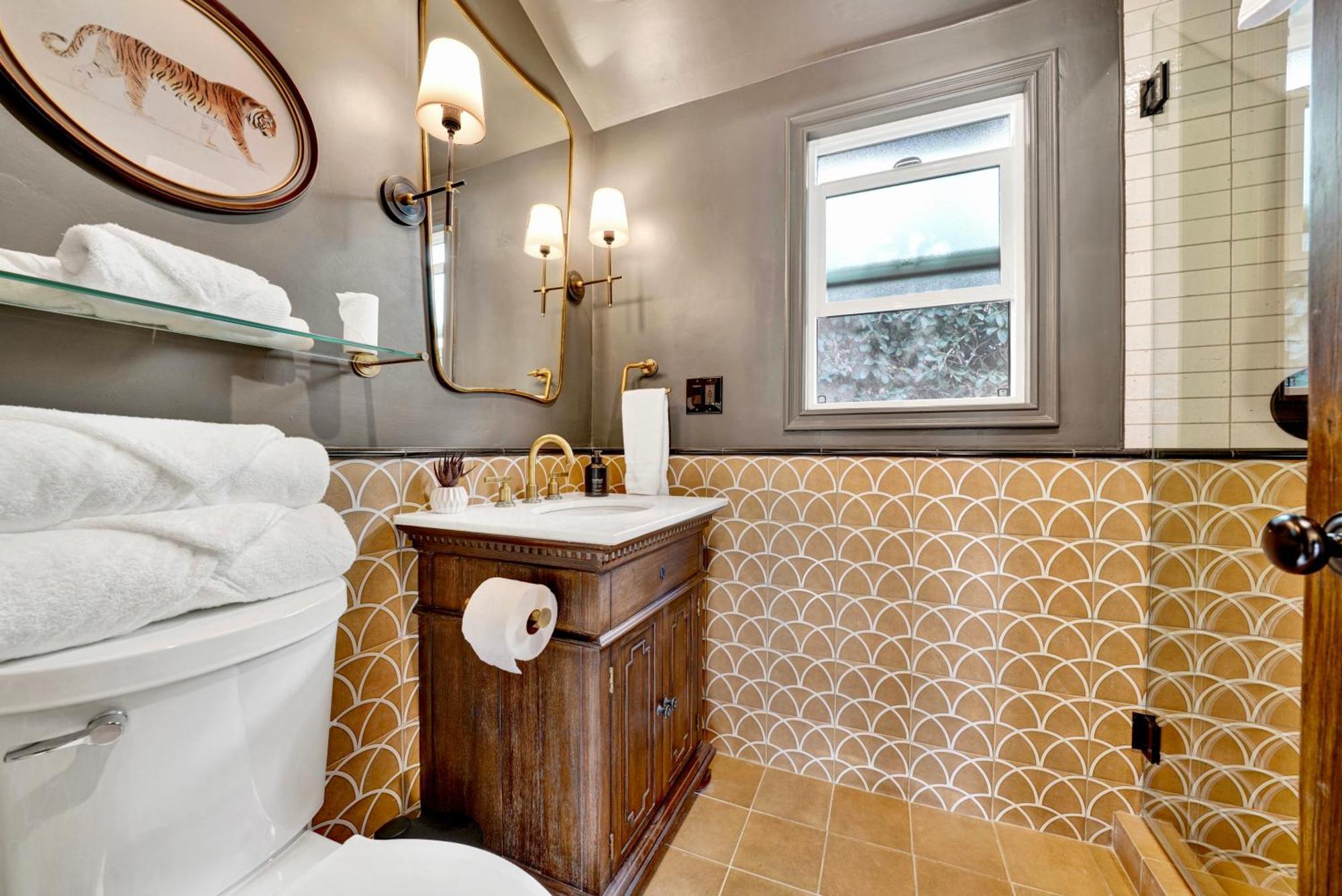 Holiday home Encanto- Luxe Spanish With 6 King Bedrooms, Courtyard And New Game Long Beach