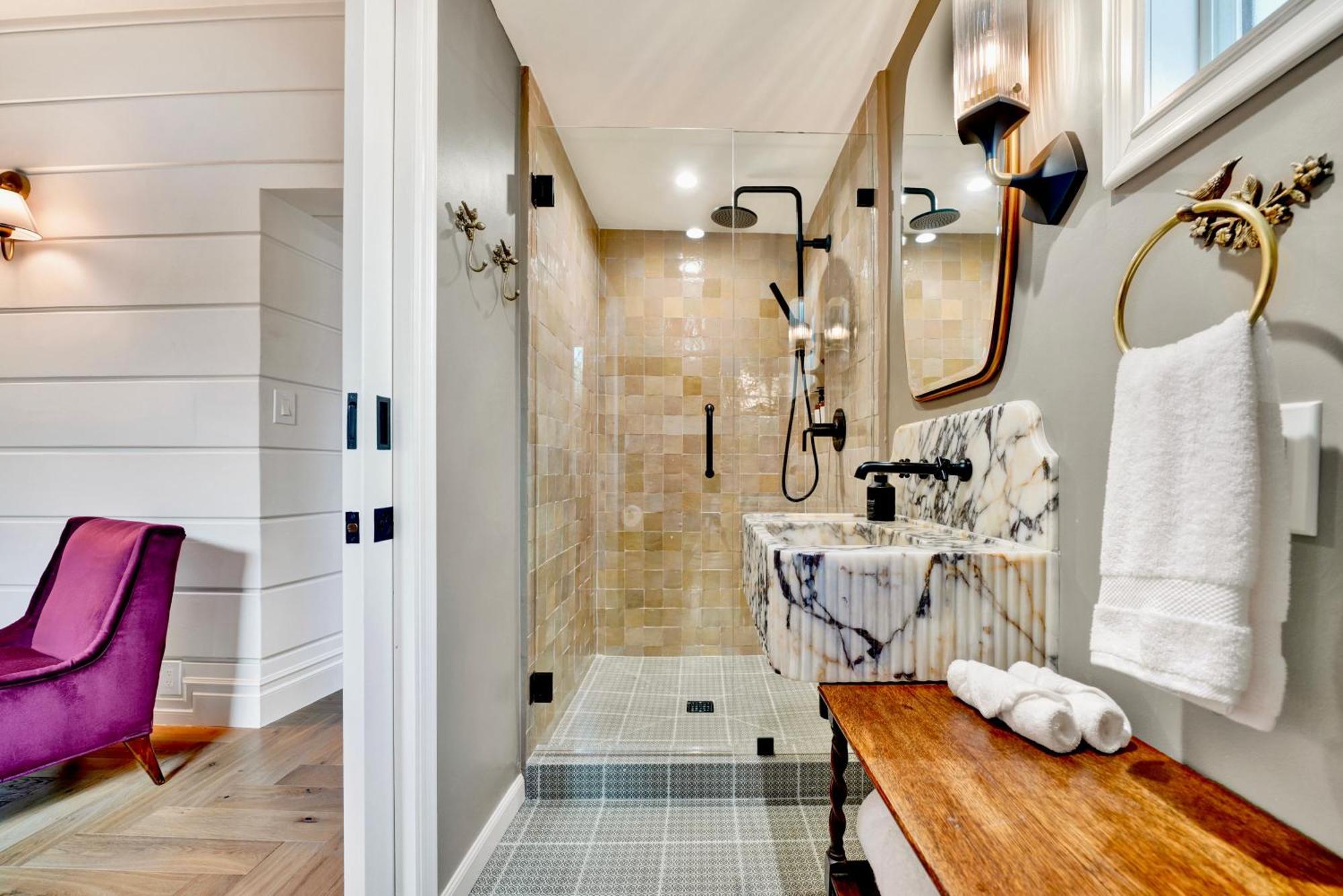 Encanto- Luxe Spanish With 6 King Bedrooms, Courtyard And New Game