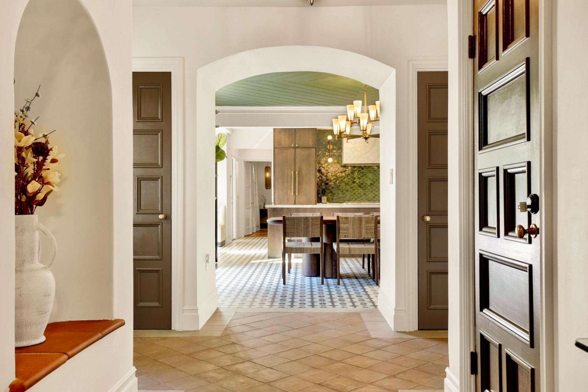 Encanto- Luxe Spanish With 6 King Bedrooms, Courtyard And New Game Holiday home