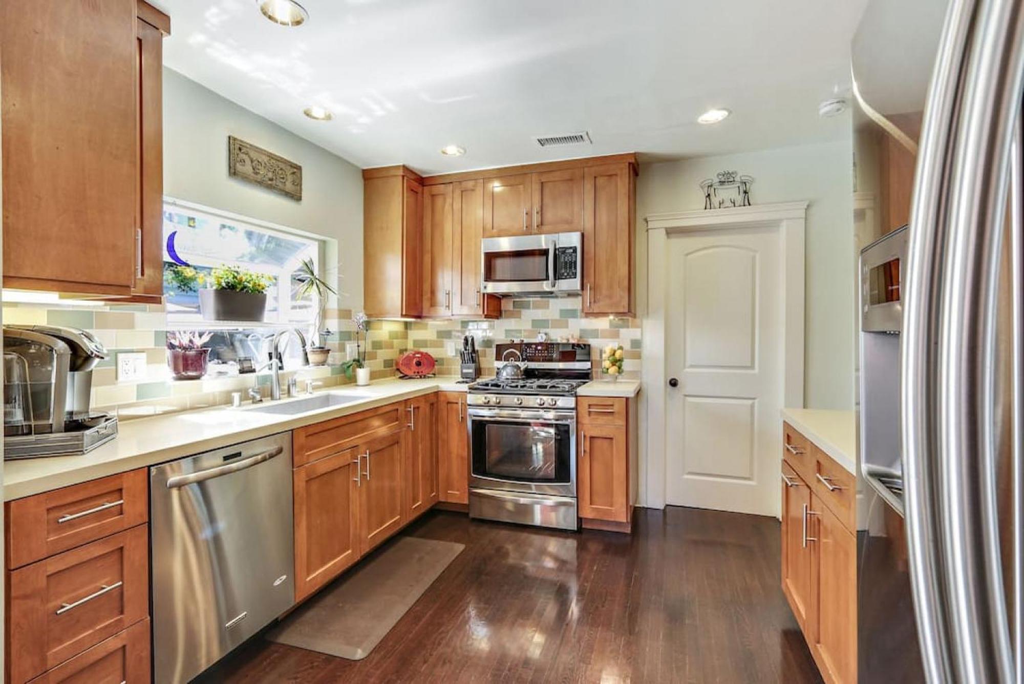 Charming Bungalow, Ac, Hottub, Close To