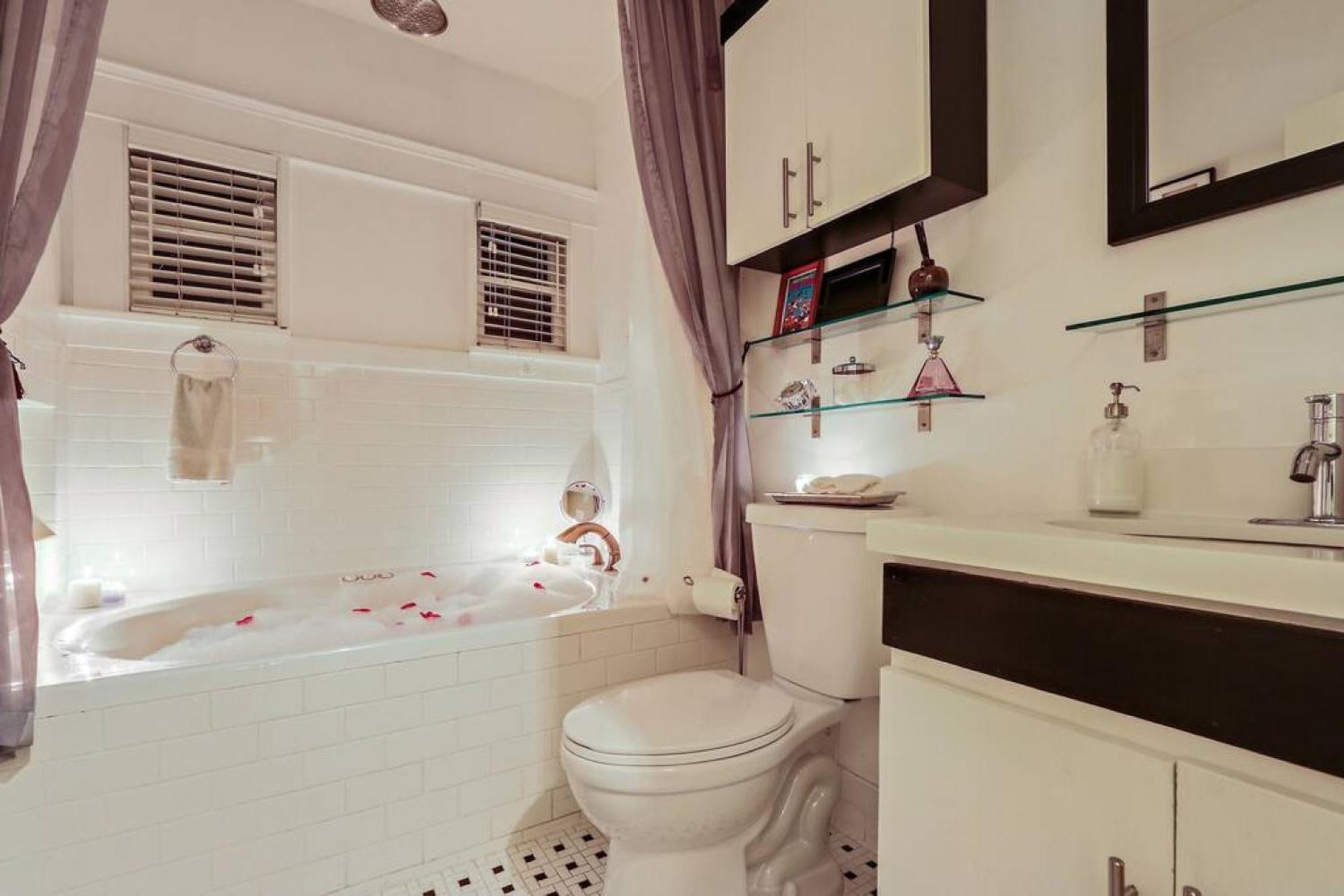 Charming Bungalow, Ac, Hottub, Close To Holiday home