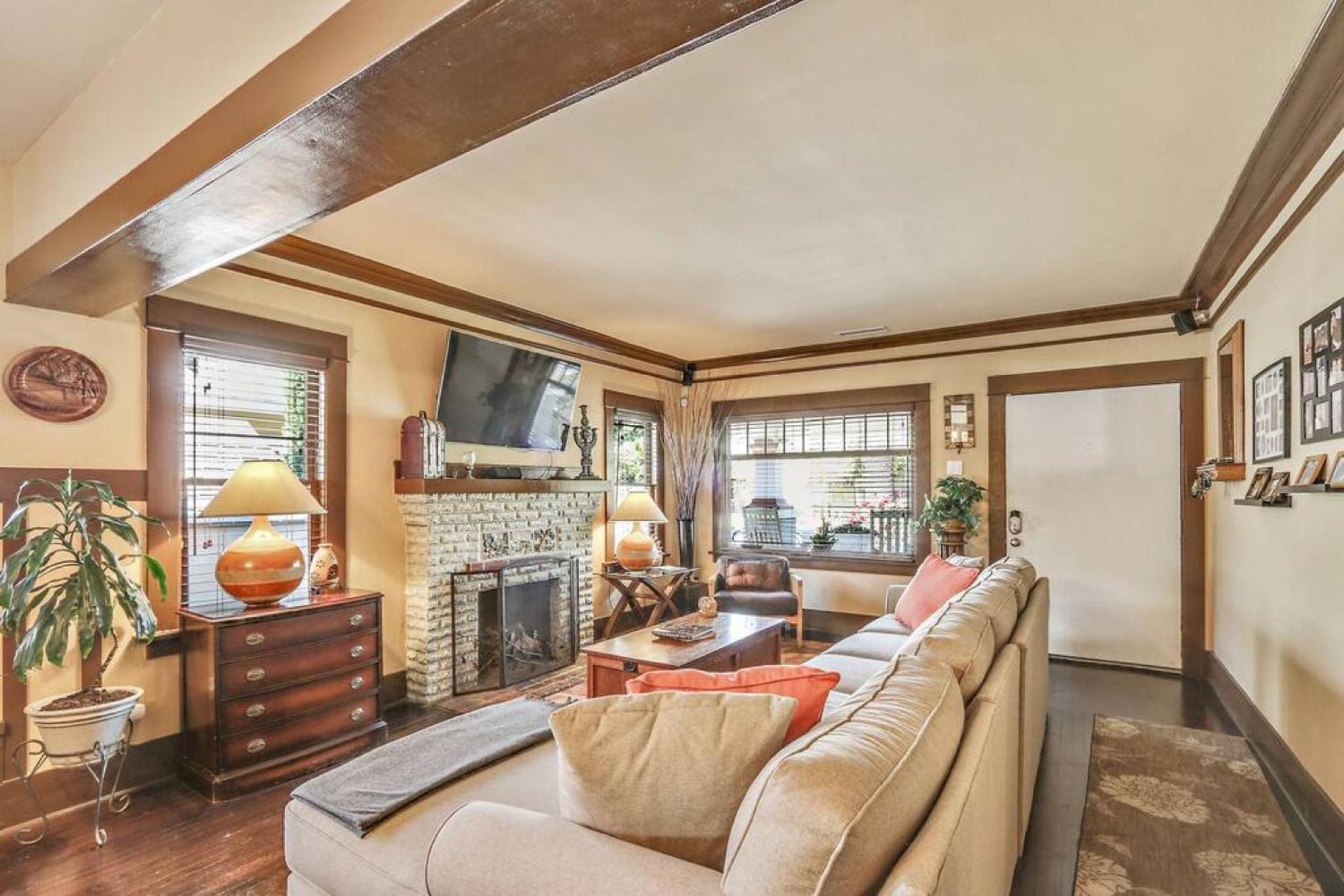 Charming Bungalow, Ac, Hottub, Close To Holiday home