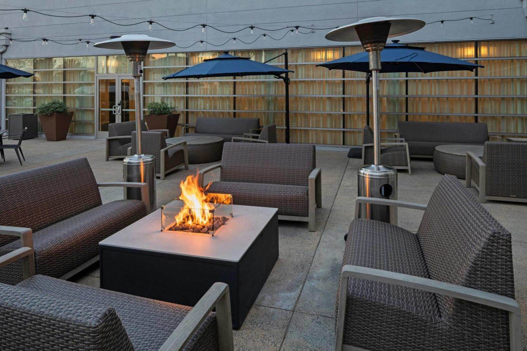 Courtyard Long Airport Hotel