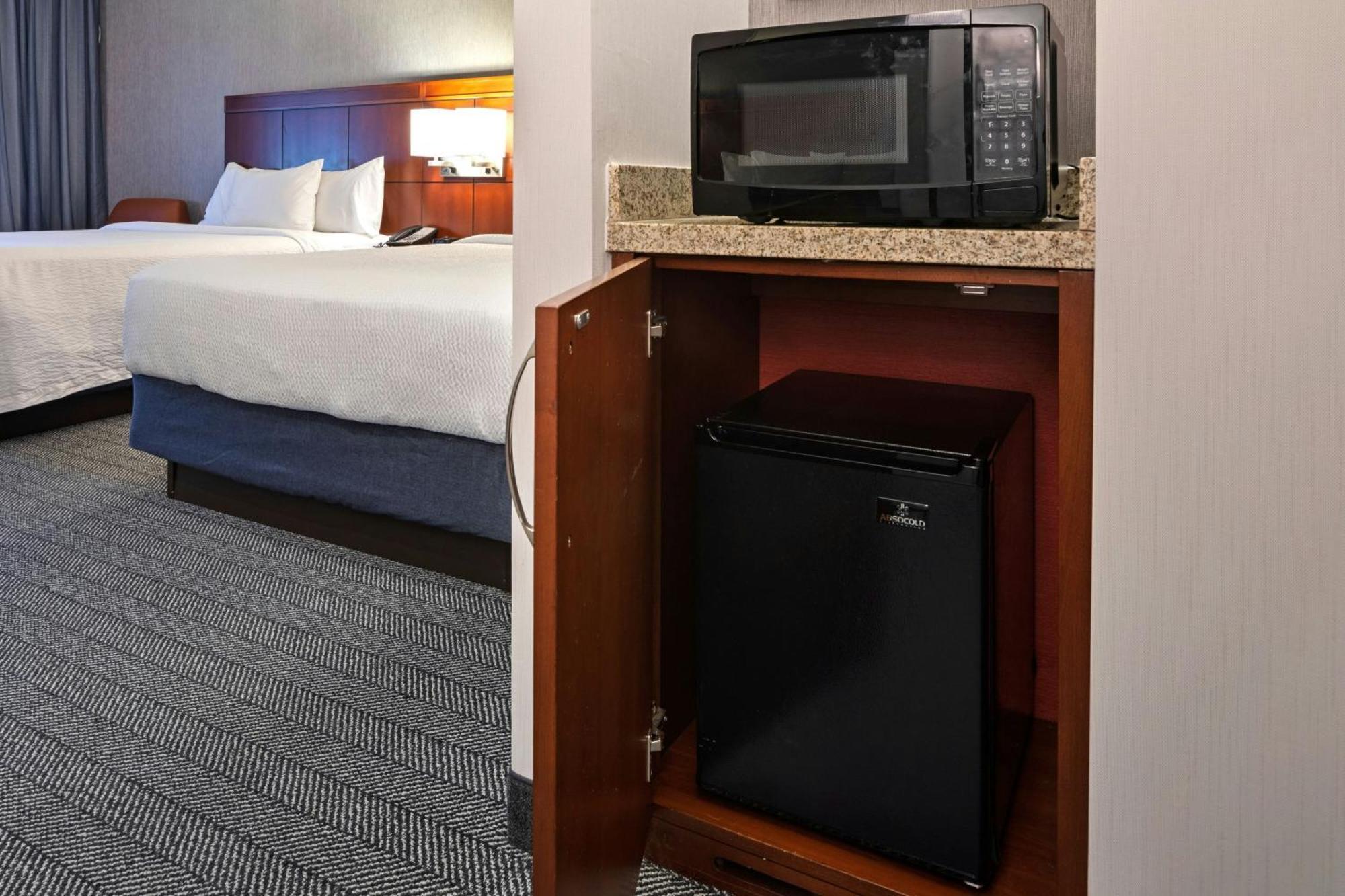 Hotel Courtyard Long Airport 3*