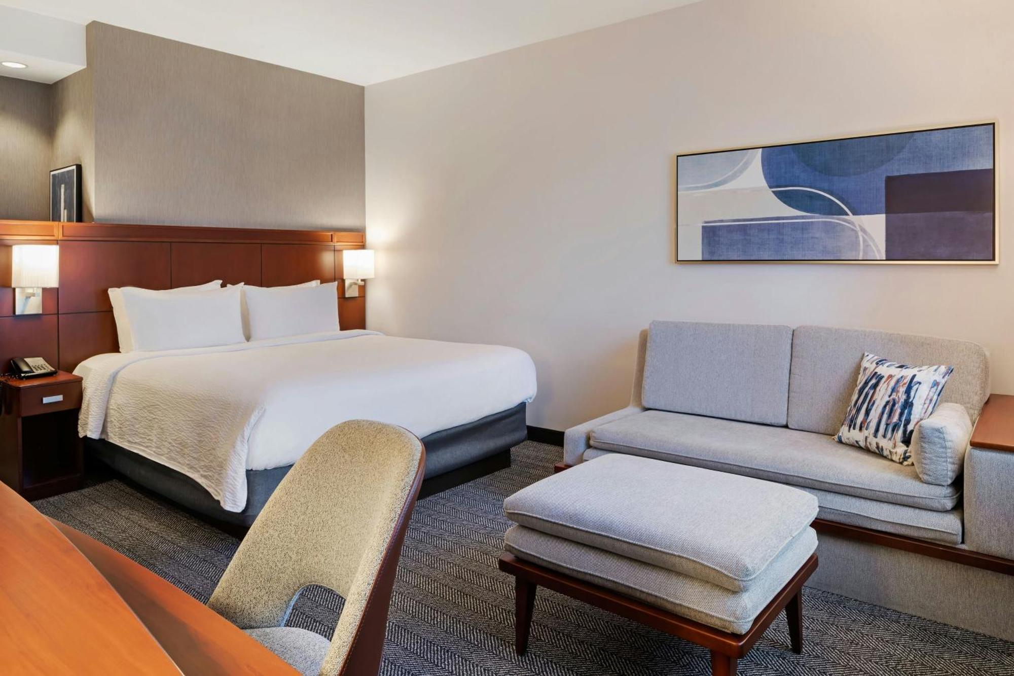 Courtyard Long Airport Hotel 3*