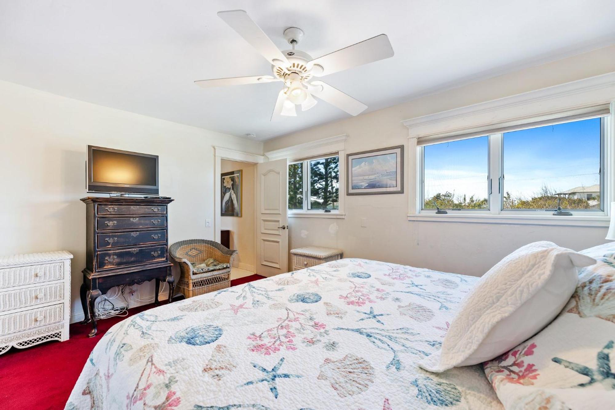 5747s - Large Oceanfront Deck &