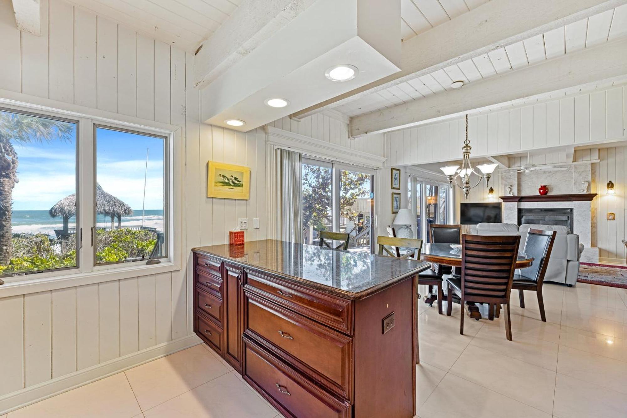 5747s - Large Oceanfront Deck &