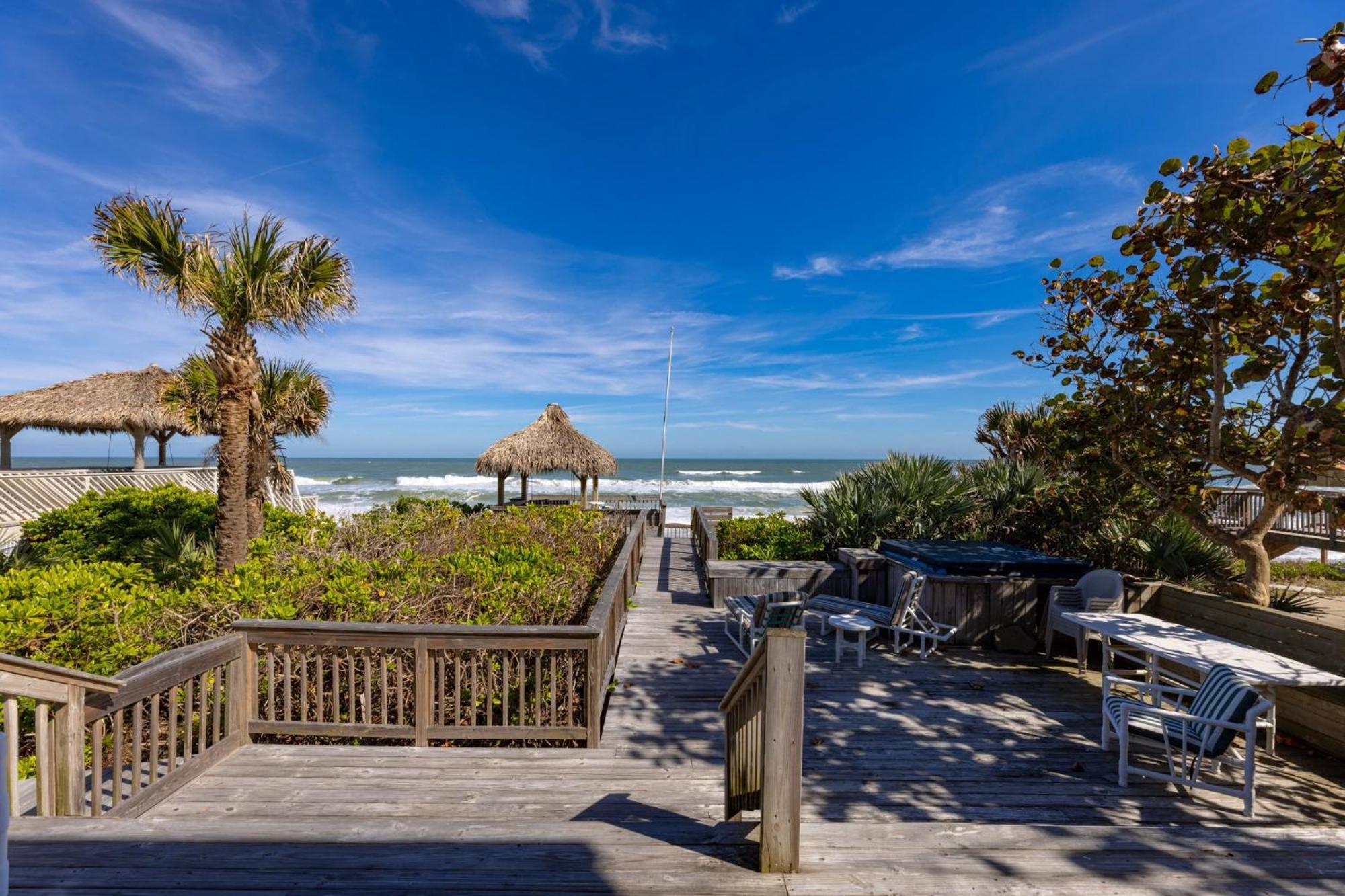 5747s - Large Oceanfront Deck & Long Beach