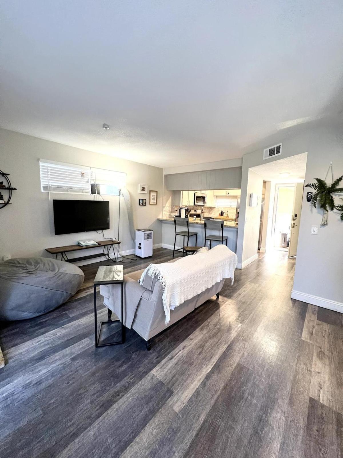 Sunny Retro Row Condo- Walk To Beach! Apartment Long Beach