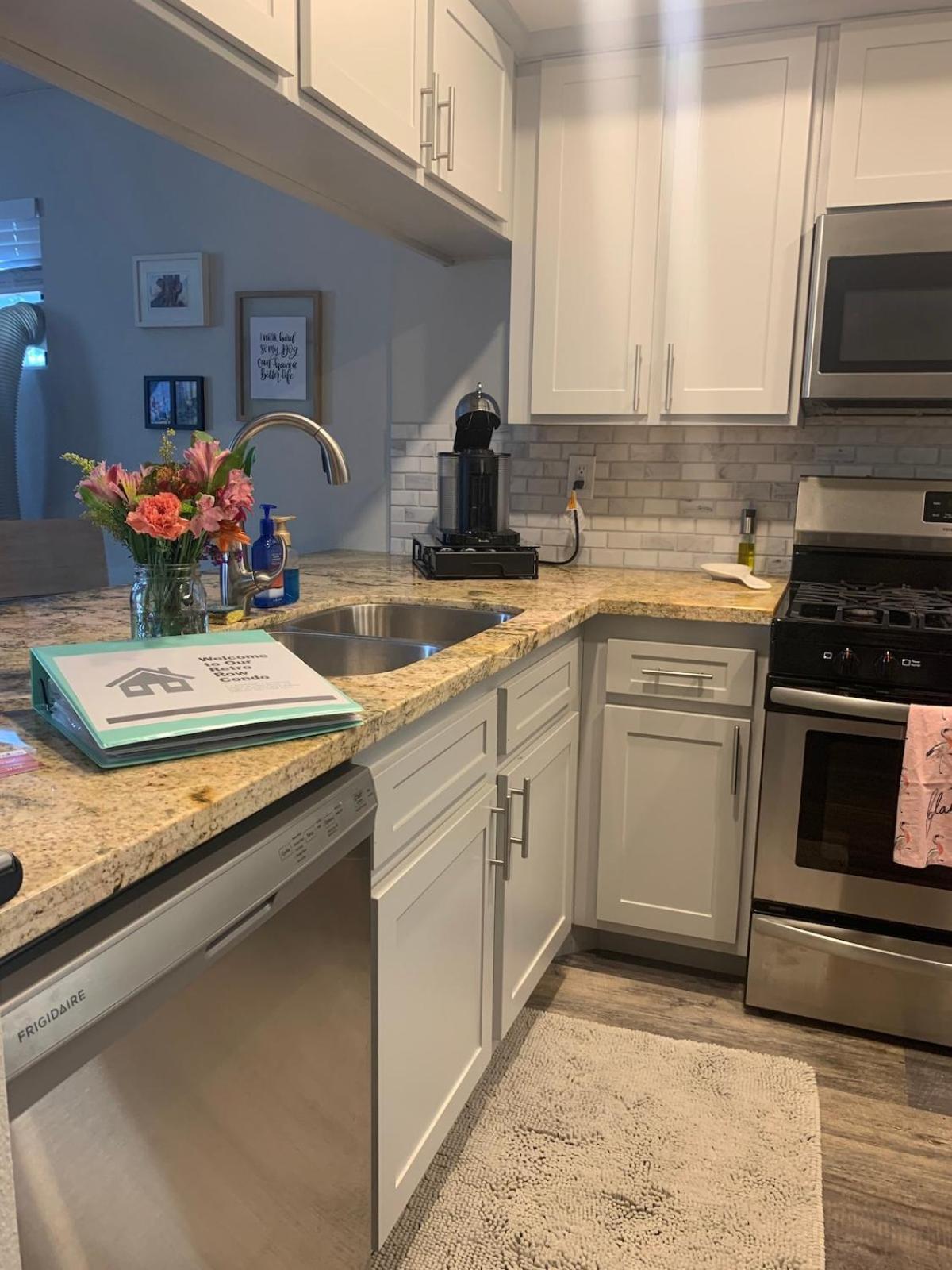 Sunny Retro Row Condo- Walk To Beach! *