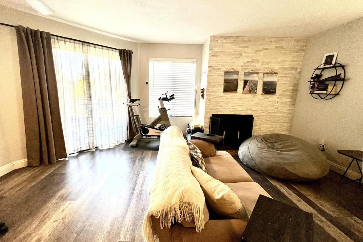 Sunny Retro Row Condo- Walk To Beach! Apartment