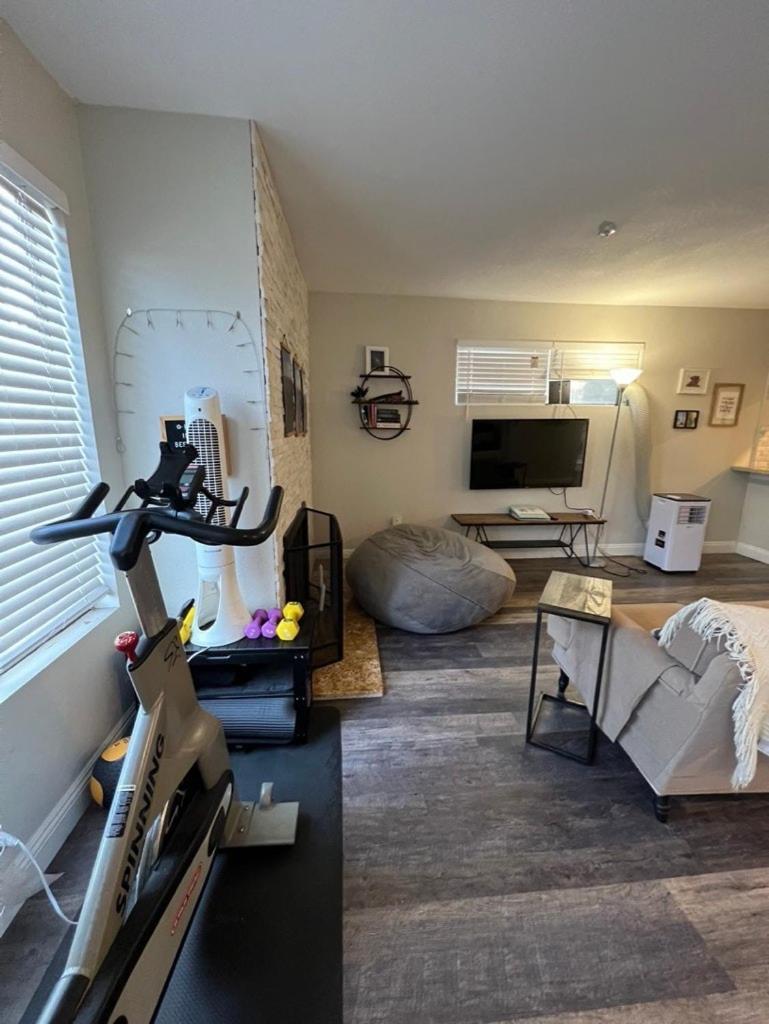 Sunny Retro Row Condo- Walk To Beach! Long Beach