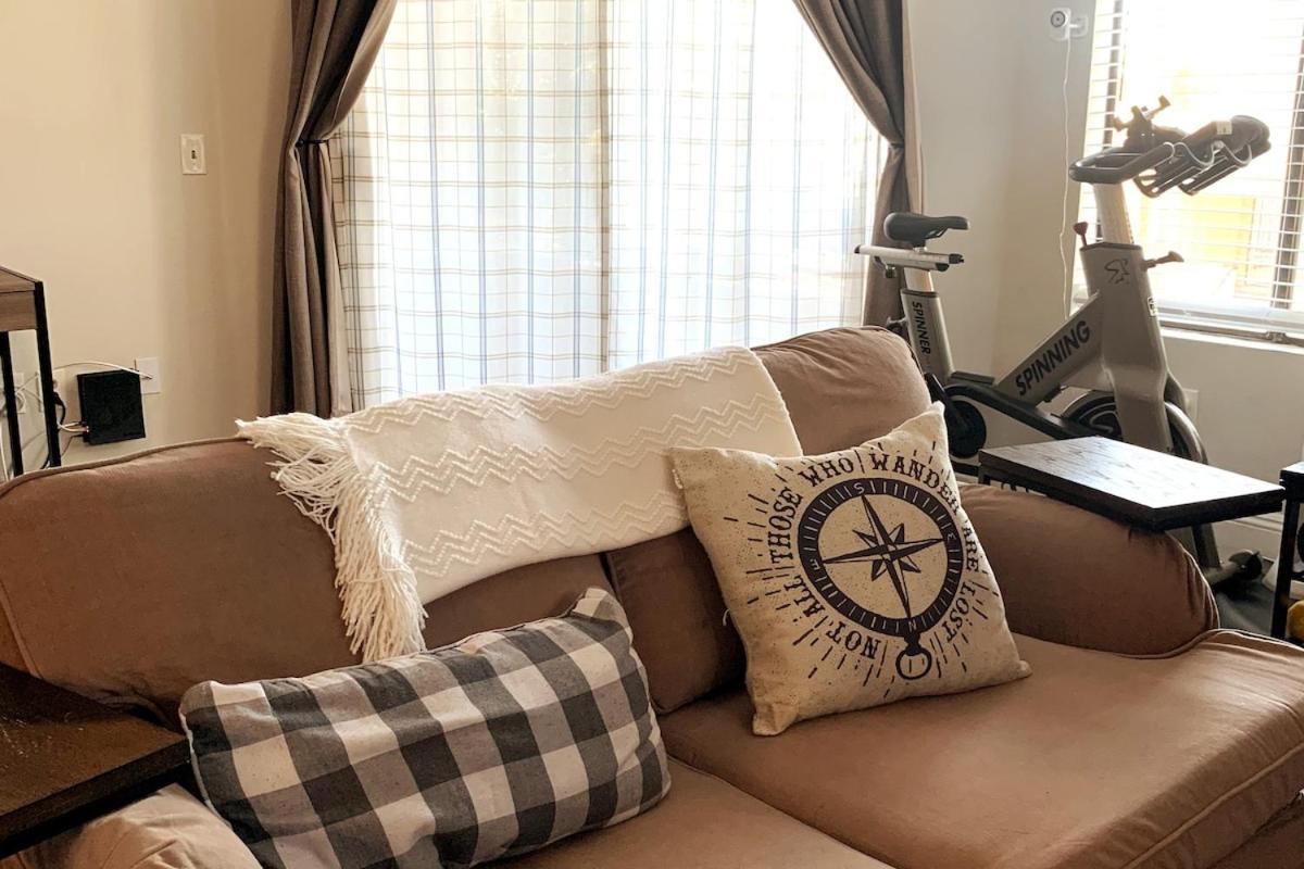 Apartment Sunny Retro Row Condo- Walk To Beach! *