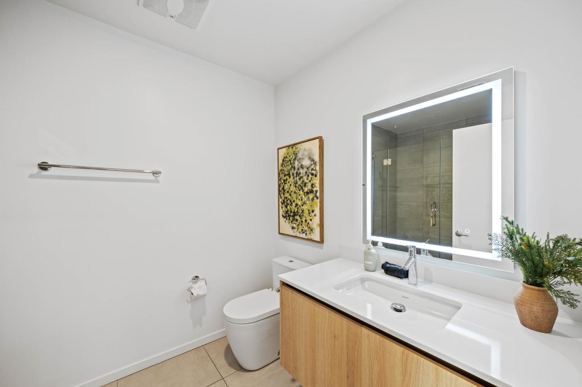 Daire @ Marbella Lane - Downtown Haven In Long