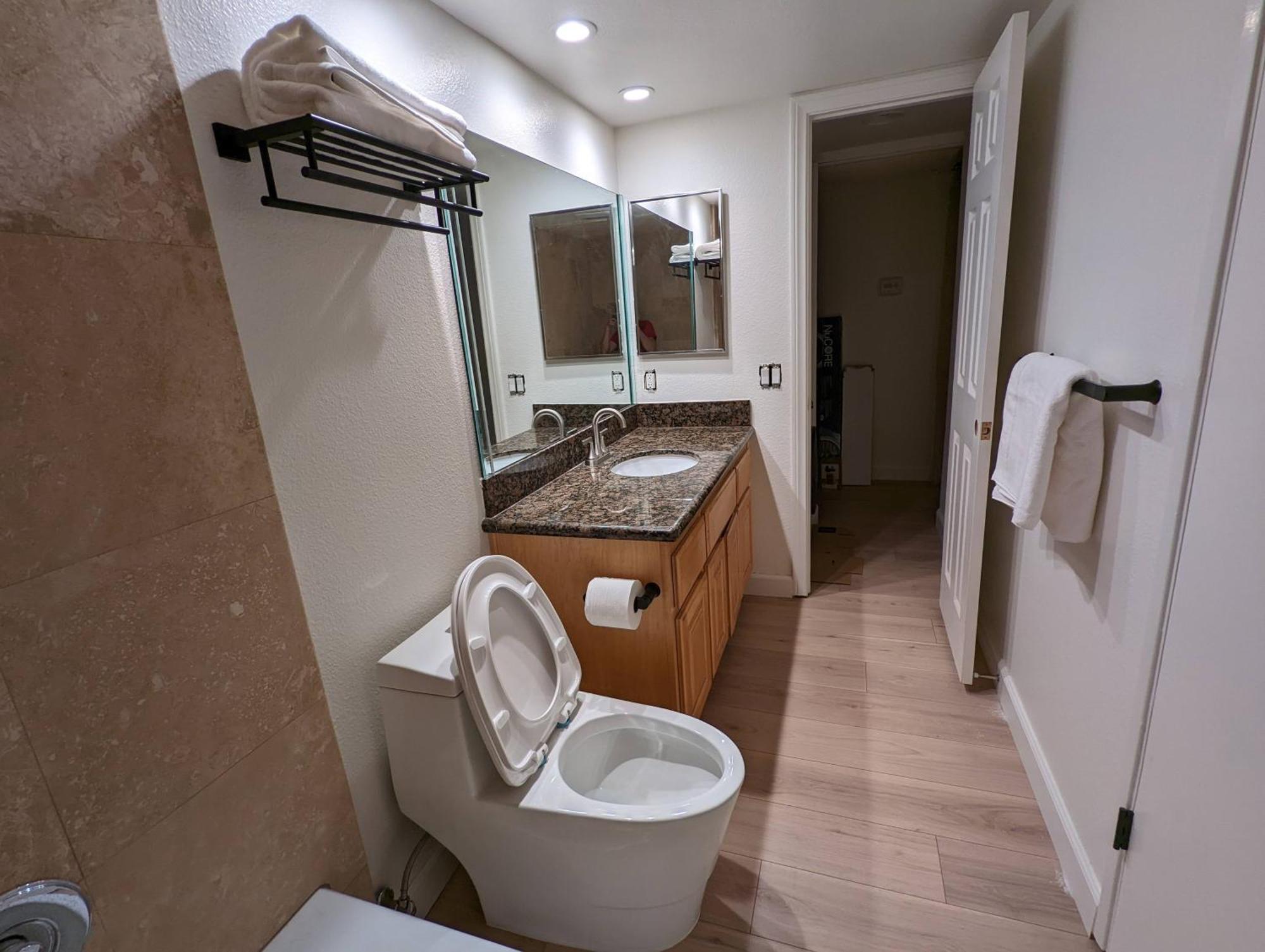 Bohemian Pad With 5 Beds, Patio & Non-pickup-truck Parking Daire