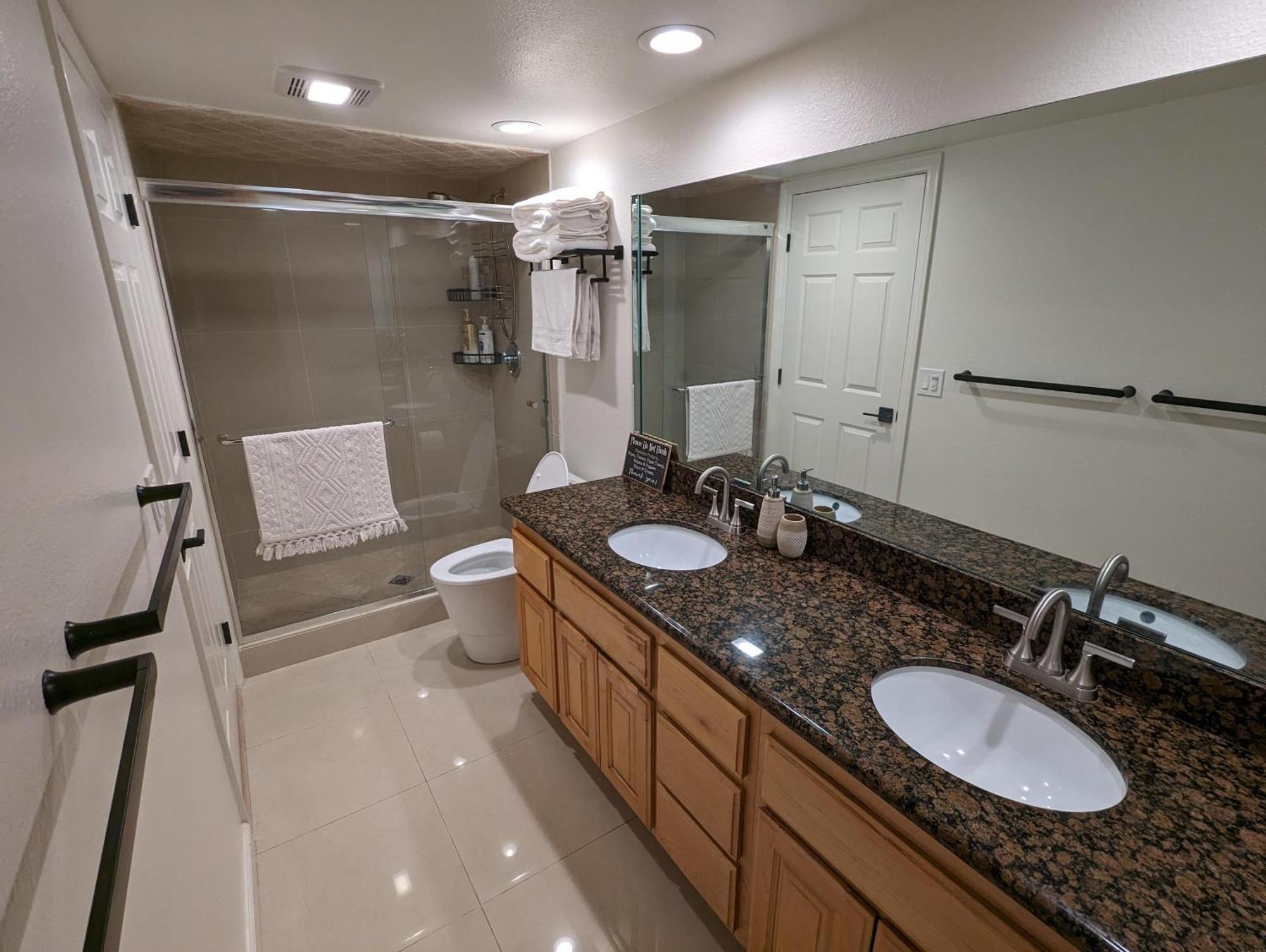 Bohemian Pad With 5 Beds, Patio & Non-pickup-truck Parking Long Beach