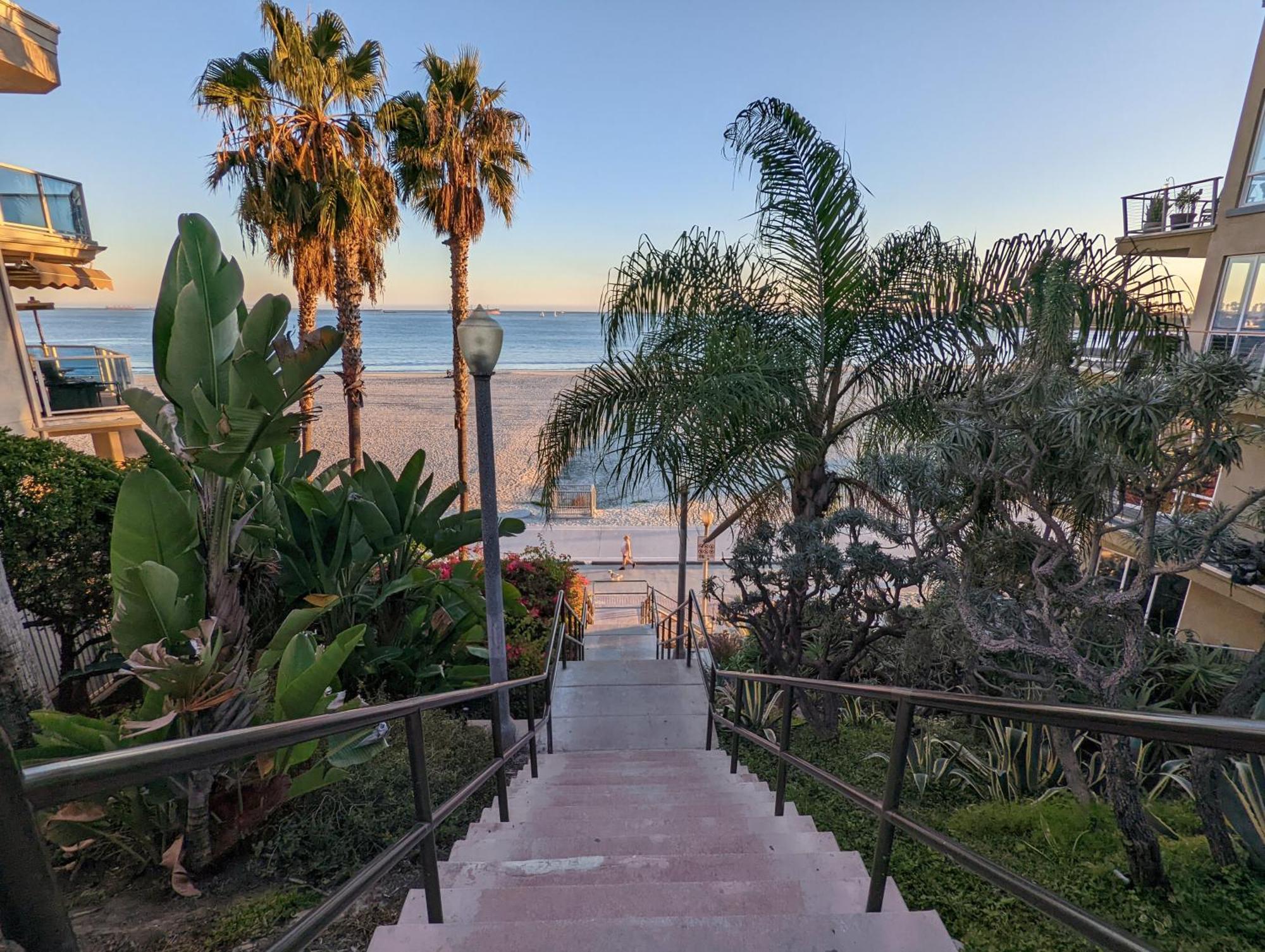 Bohemian Pad With 5 Beds, Patio & Non-pickup-truck Parking Long Beach