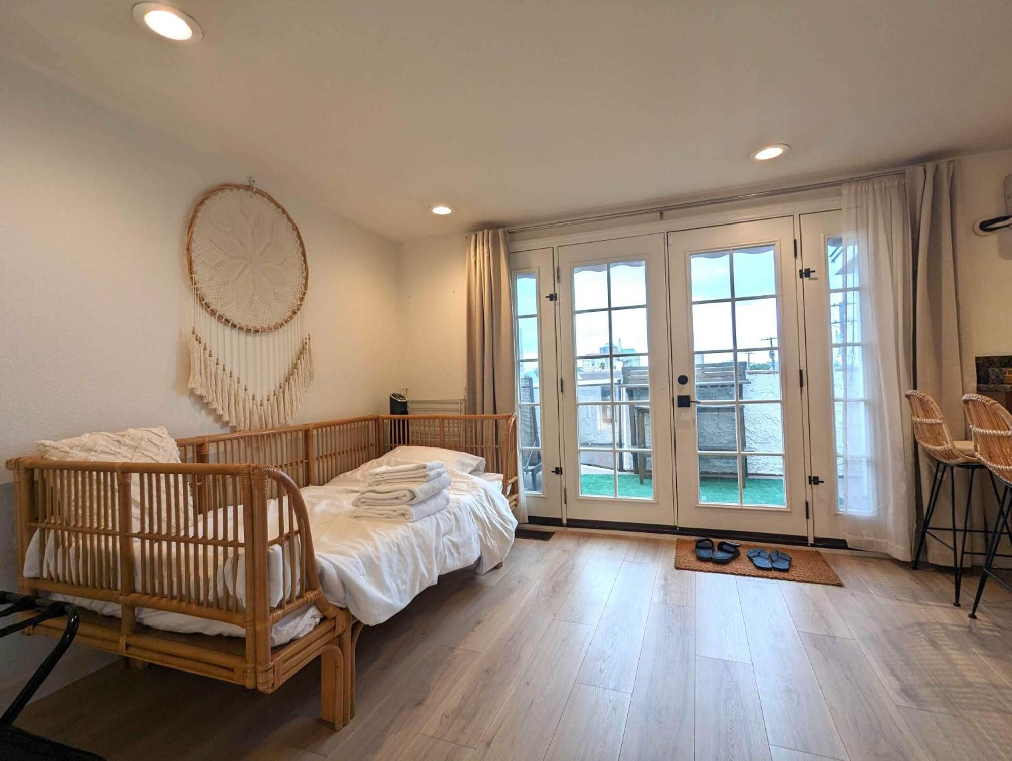 Bohemian Pad With 5 Beds, Patio & Non-pickup-truck Parking Long Beach