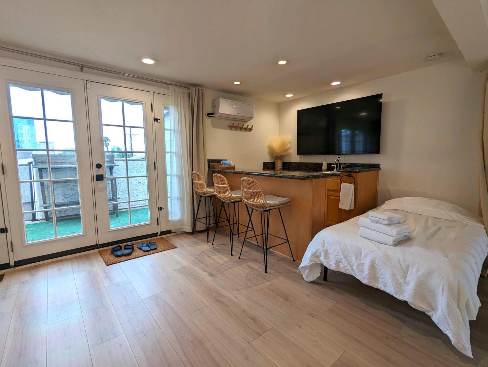 Daire Bohemian Pad With 5 Beds, Patio & Non-pickup-truck Parking Long Beach