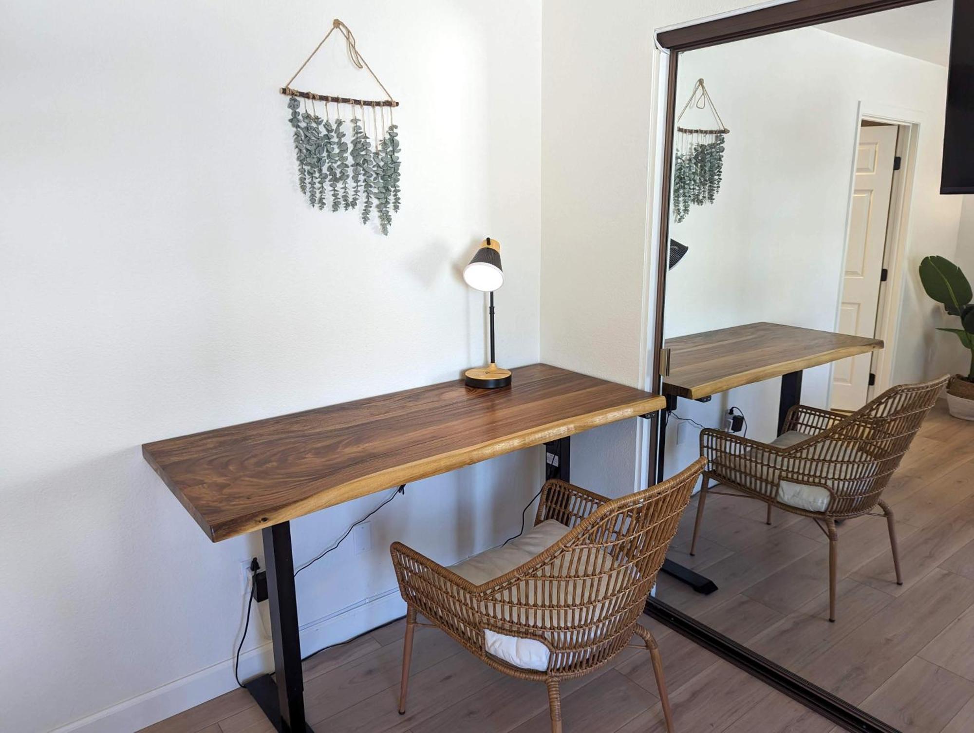 Daire Bohemian Pad With 5 Beds, Patio & Non-pickup-truck Parking *