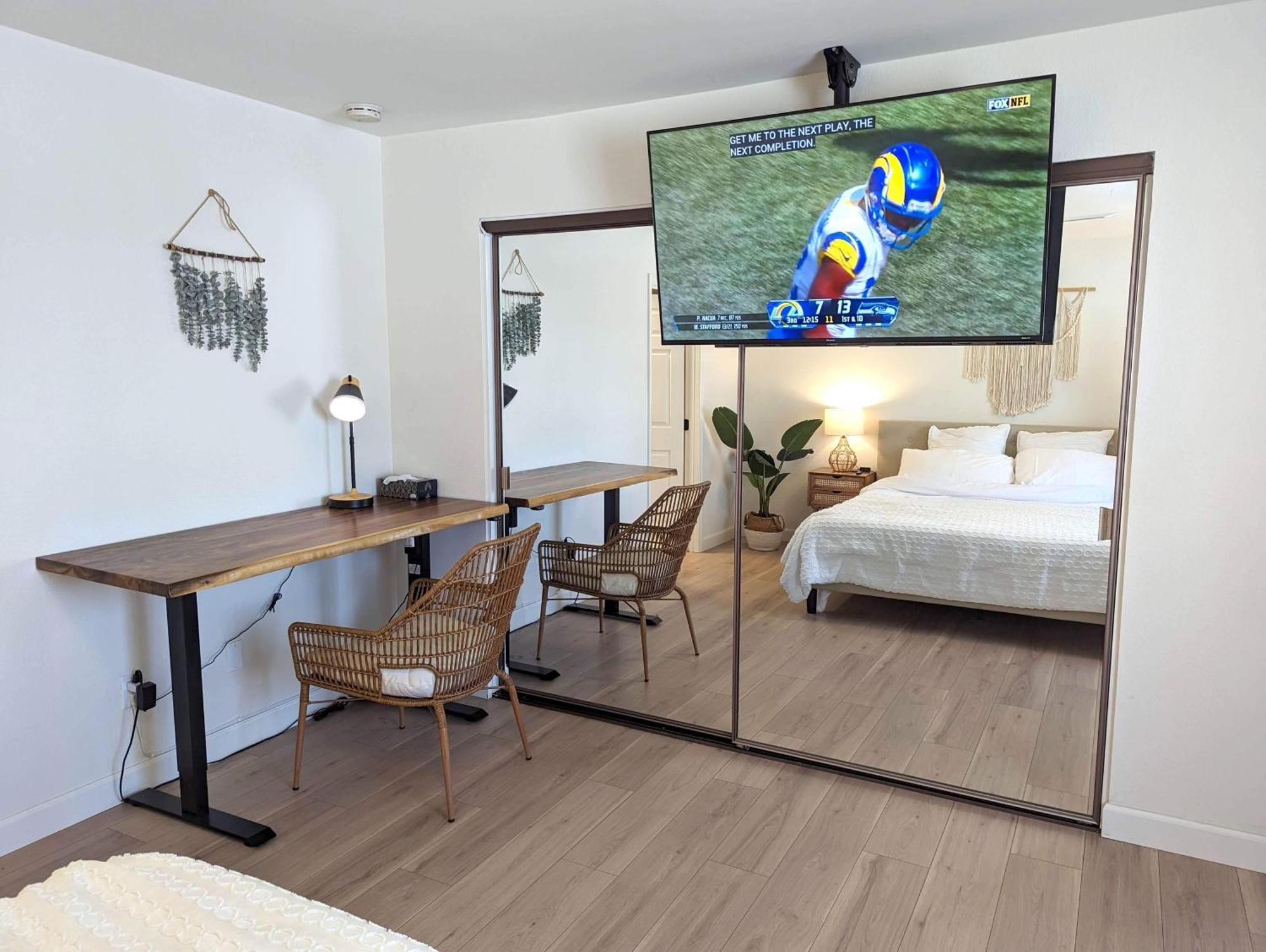 Bohemian Pad With 5 Beds, Patio & Non-pickup-truck Parking * Long Beach