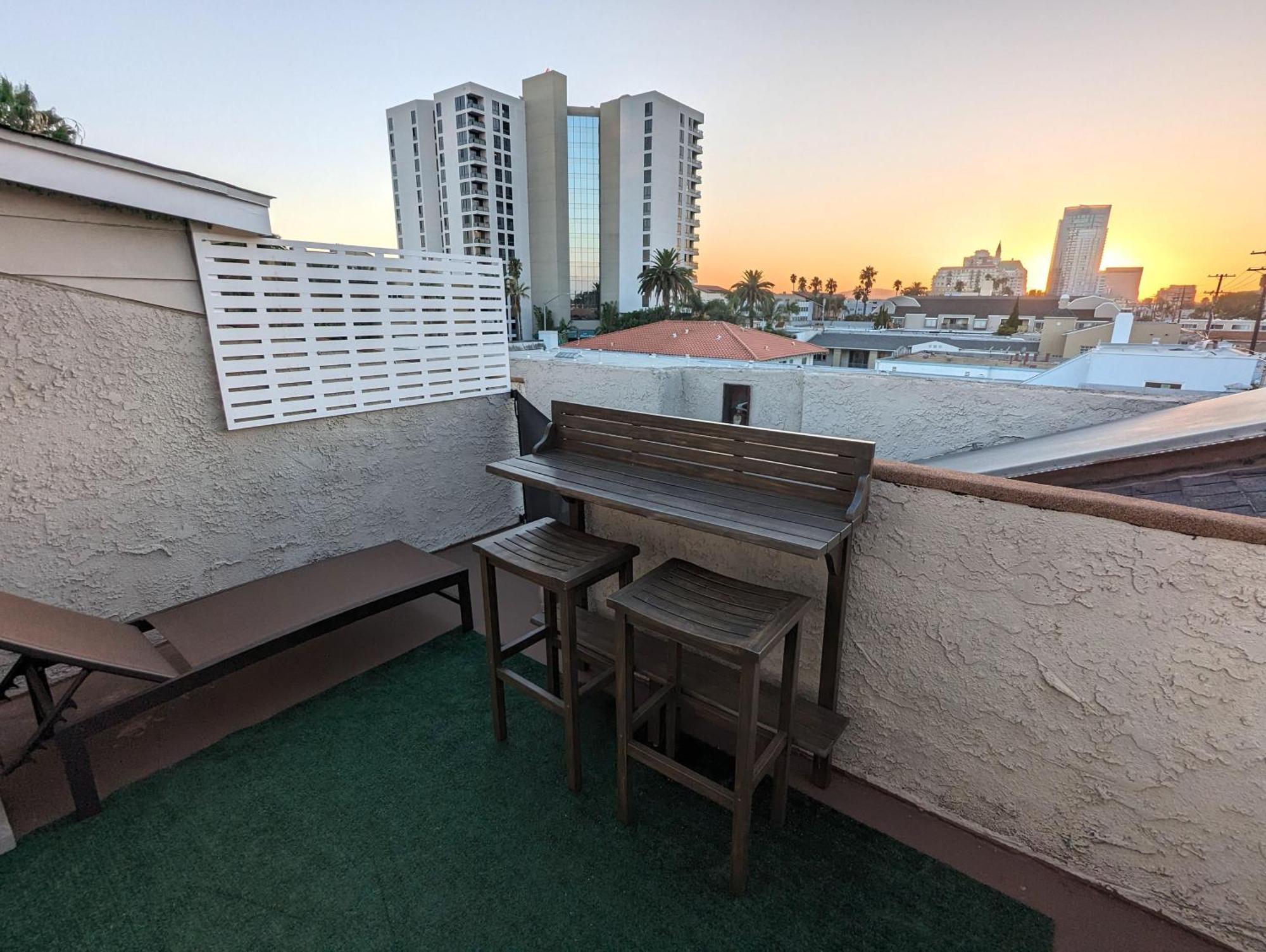 Bohemian Pad With 5 Beds, Patio & Non-pickup-truck Parking