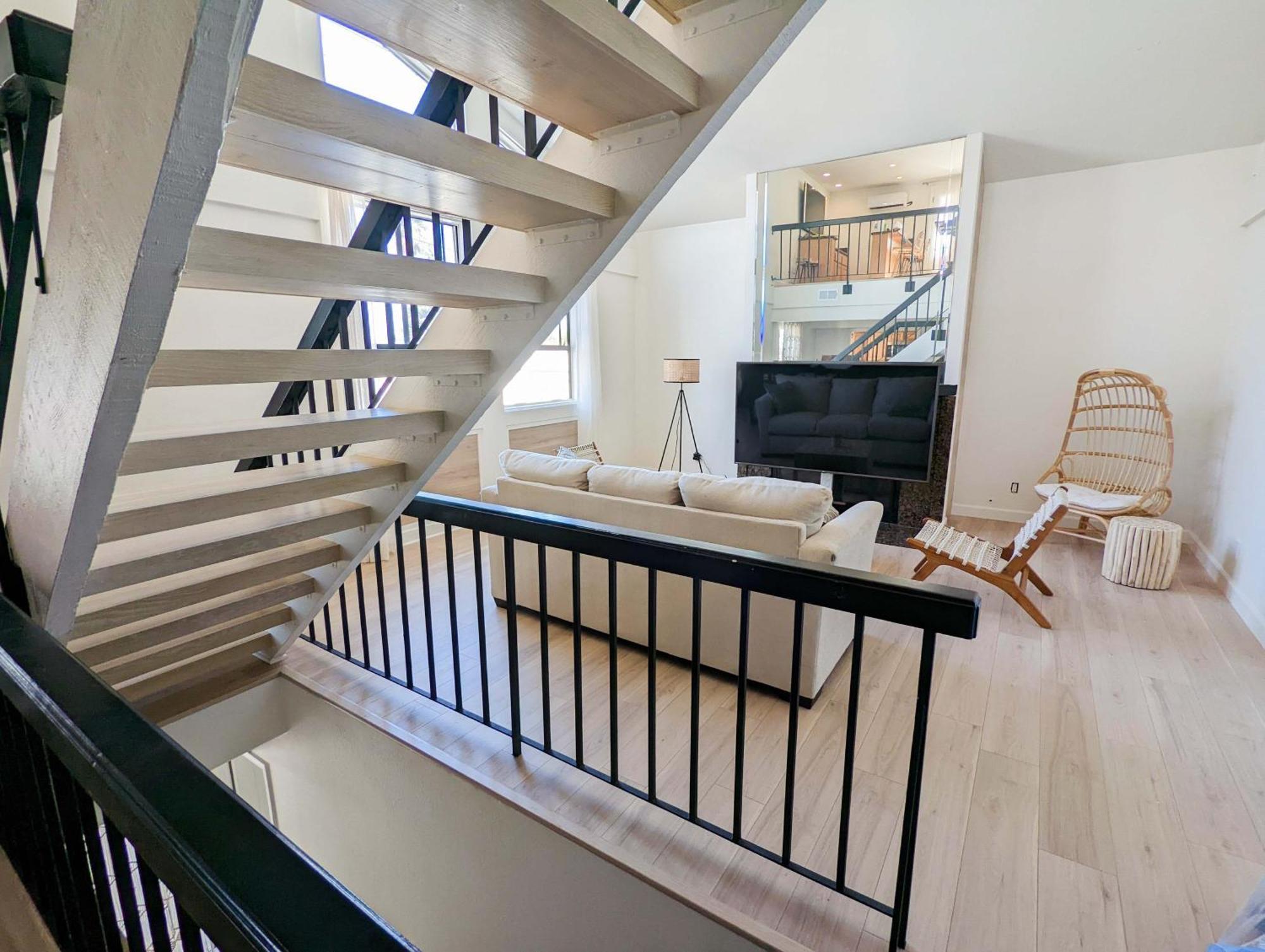 Bohemian Pad With 5 Beds, Patio & Non-pickup-truck Parking * Long Beach