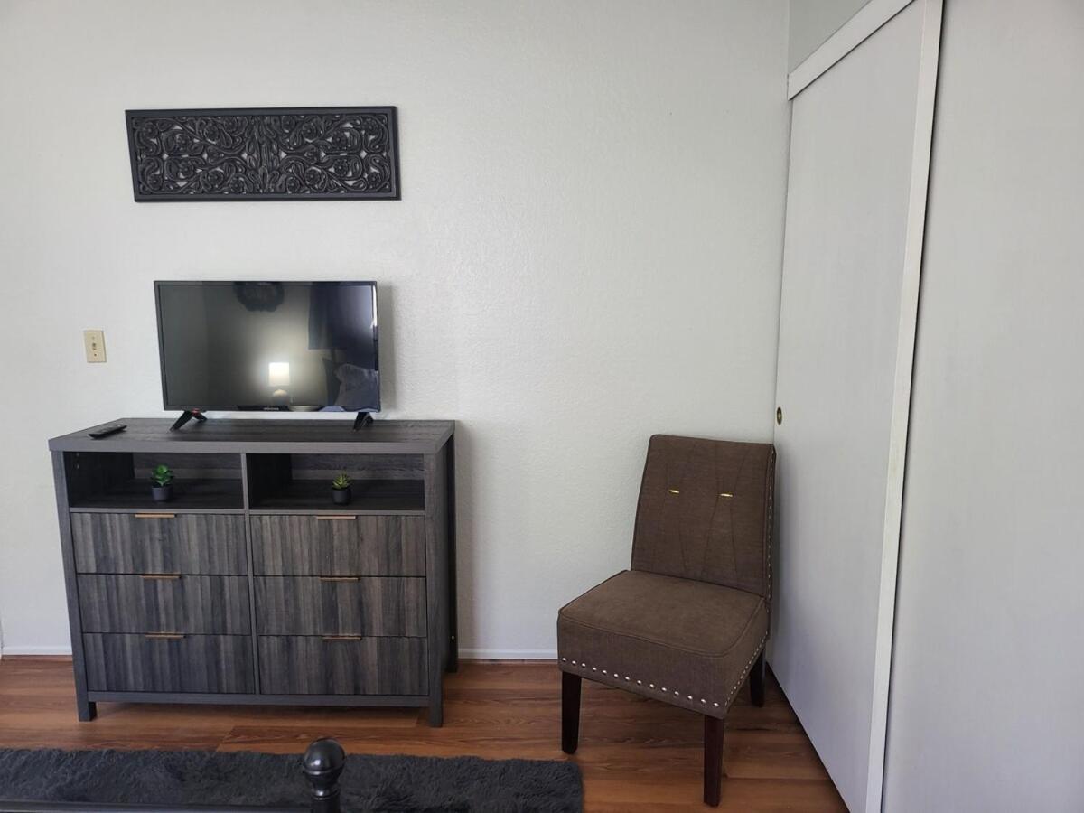 Parking,pet,2bd,2b,wifi,smart Tvs,walk To Food,fun Long Beach