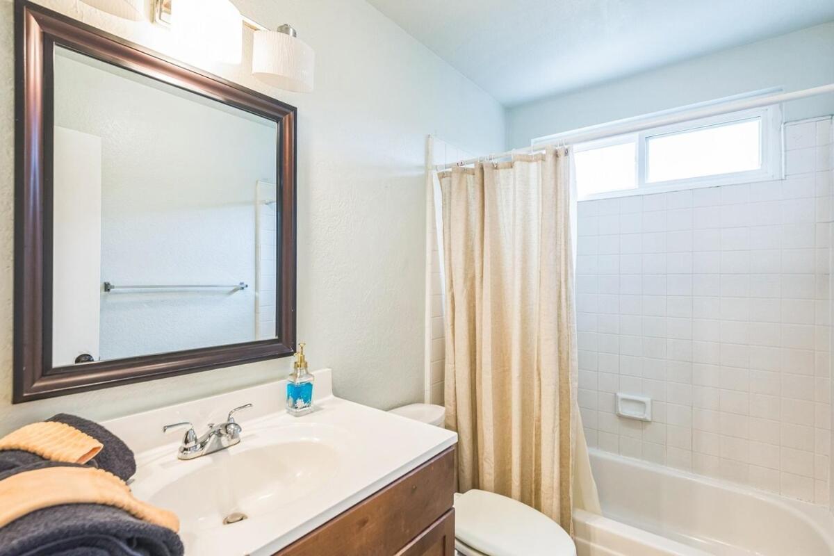 Parking,pet,2bd,2b,wifi,smart Tvs,walk To Food,fun Apartment Long Beach
