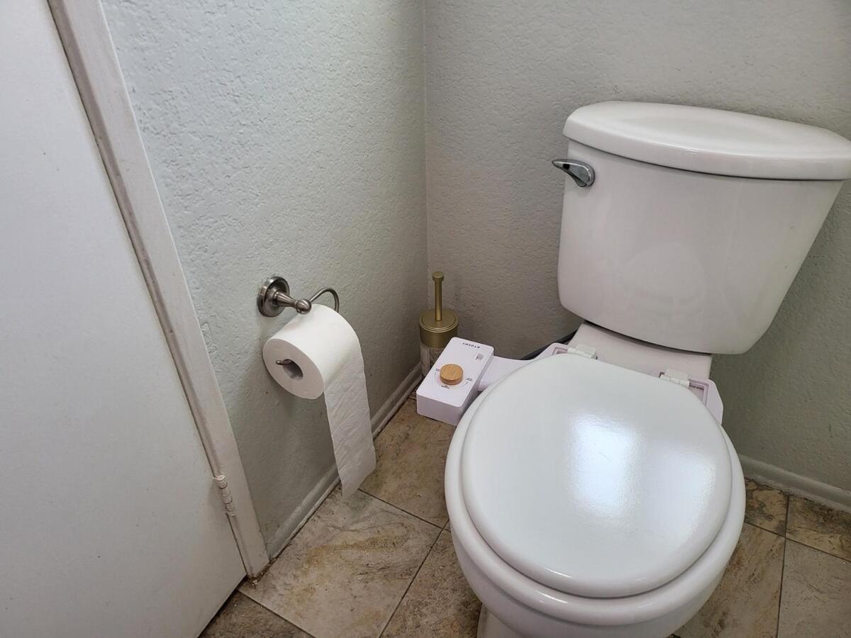 Parking,pet,2bd,2b,wifi,smart Tvs,walk To Food,fun Apartment *