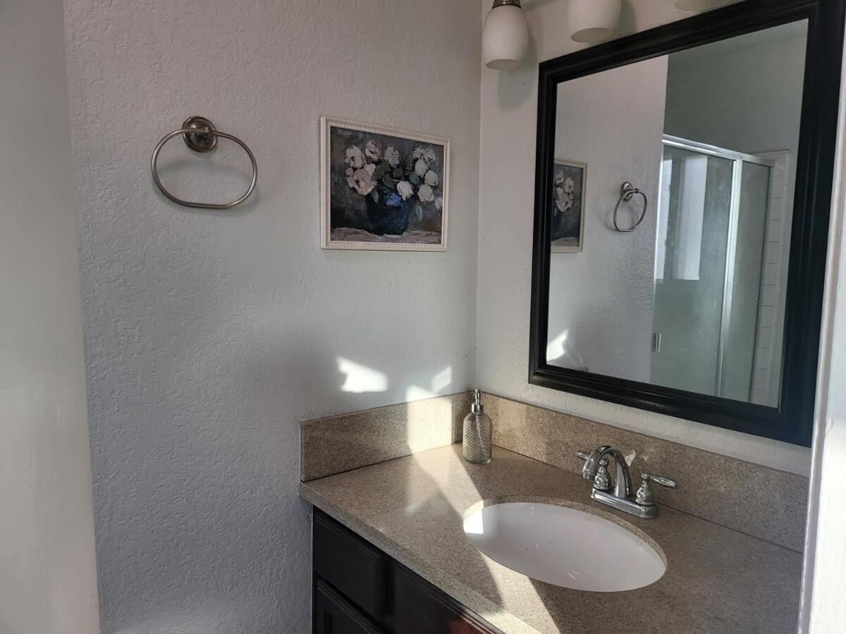 Parking,pet,2bd,2b,wifi,smart Tvs,walk To Food,fun Apartment *